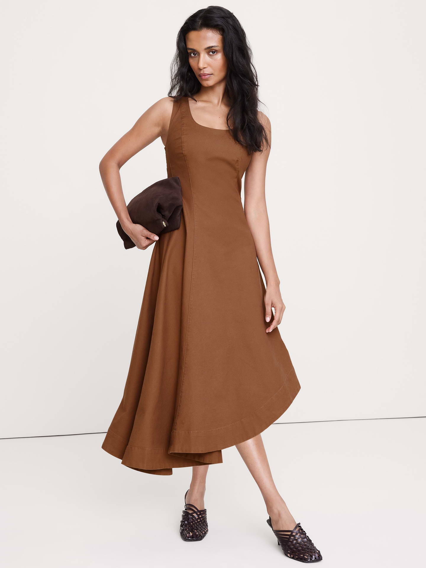 L'image numéro 1 présente Robe mi-longue asymétrique en toile de coton