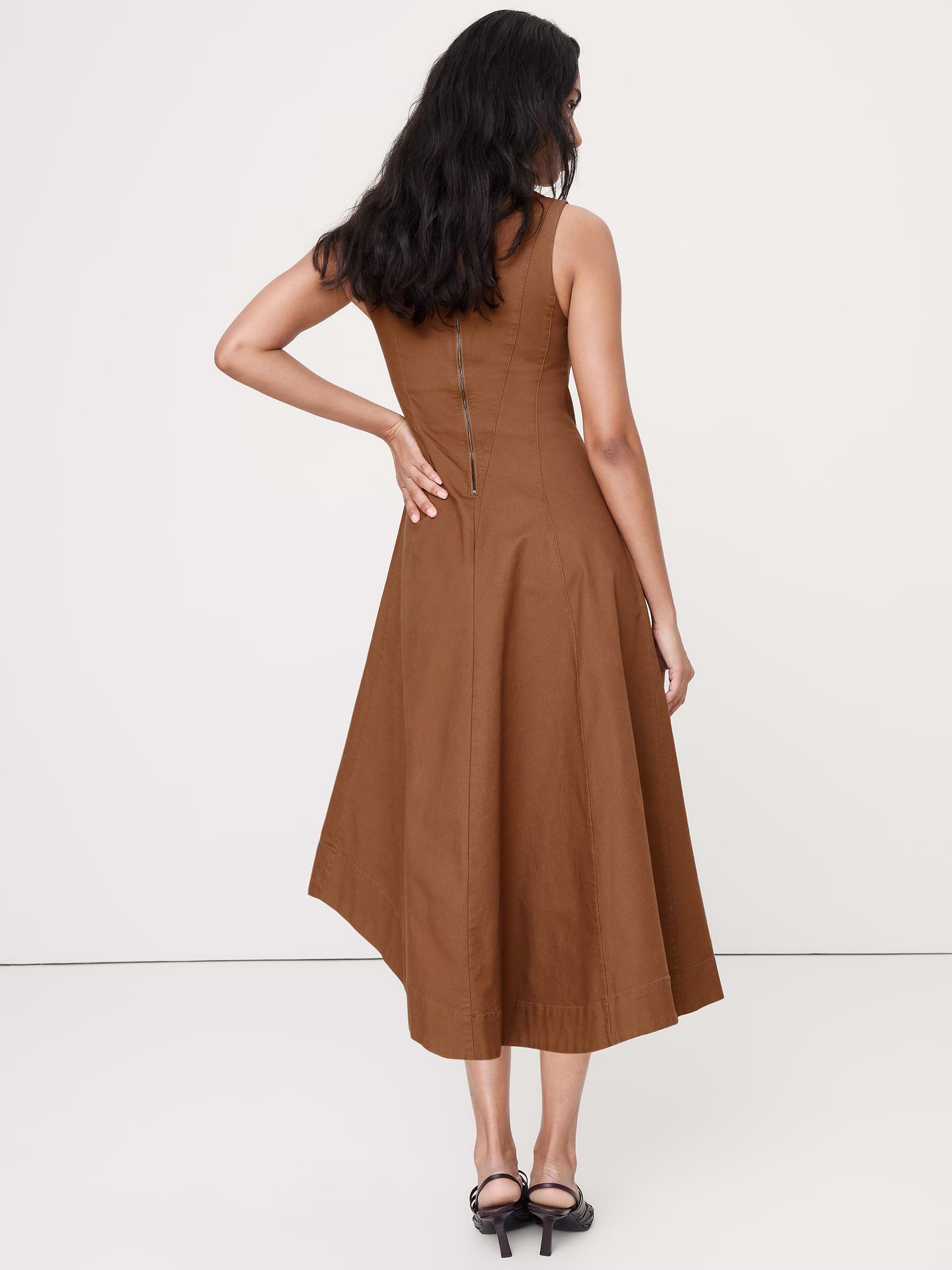 L'image numéro 3 présente Robe mi-longue asymétrique en toile de coton