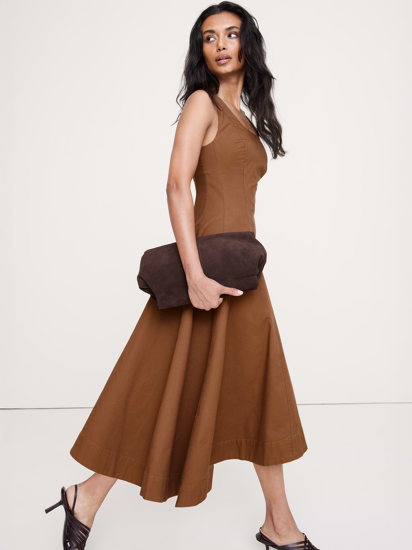 L'image numéro 4 présente Robe mi-longue asymétrique en toile de coton