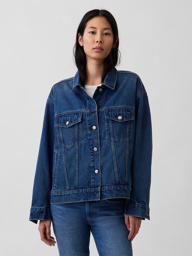 Image 1 de 7, Une icône x 1000. Allure décontractée et branchée intemporelle., Denim authentique, non extensible., Col en pointe et devant boutonné., Manches longues à poignets boutonnés., Poches appliquées à rabat boutonné sur la poitrine, poches passepoilées cavalières au bas à l’avant., Pattes de boutonnage sur l’ourlet arrière., Fini moyen., Produit écoresponsable: ce vêtement fait partie de notre programme d’économie d’eau Washwell. Ce programme utilise au moins 20 % moins d’eau que les méthodes de lavage conventionnelles., Un choix plus écologique: fait de coton recyclé à 5 %. Comparativement aux matières vierges, l’utilisation de matières recyclées permet de réduire l’utilisation des ressources et le gaspillage., Ce produit a été fabriqué dans une usine qui investit dans l’égalité des genres et l’autonomisation des femmes grâce au programme Reimagining Industry to Support Equality (RISE). Pour en savoir plus, visitez gapinc.com/equite ., Produit #892403