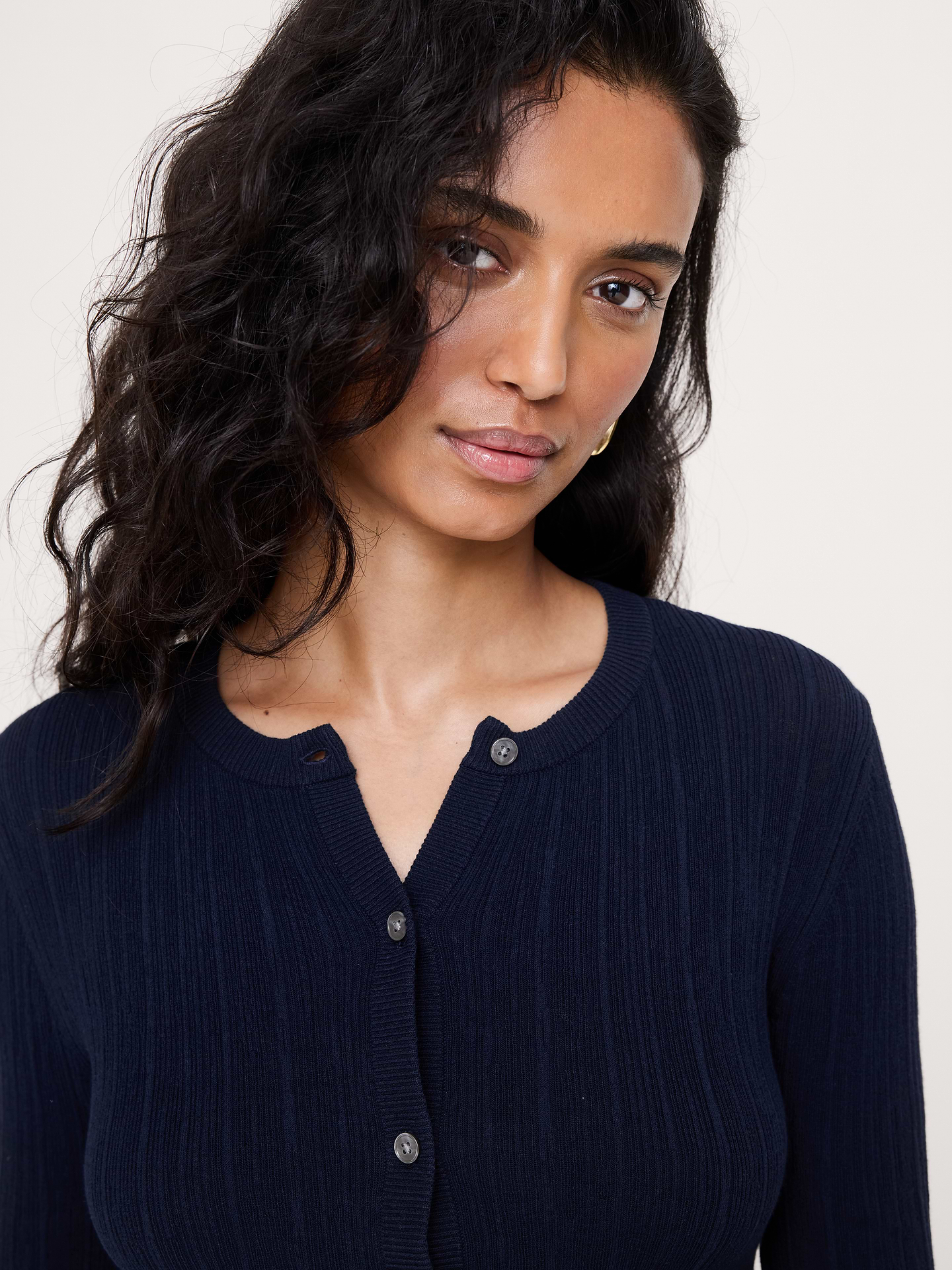 L'image numéro 4 présente Cardigan court en tricot froissé
