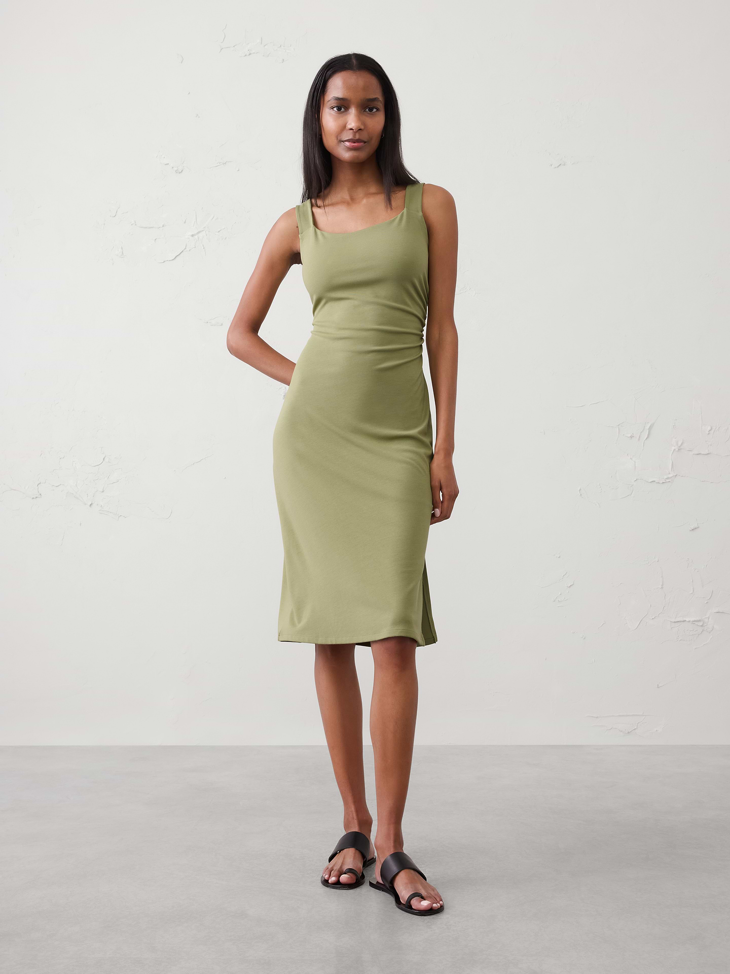 L'image numéro 1 présente Robe-camisole mi-longue à fronces latérales