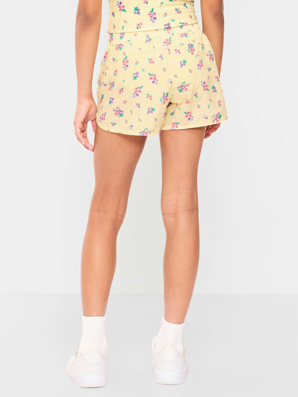 L'image numéro 2 présente Short de course à ourlet arrondi fendu à taille haute pour fille