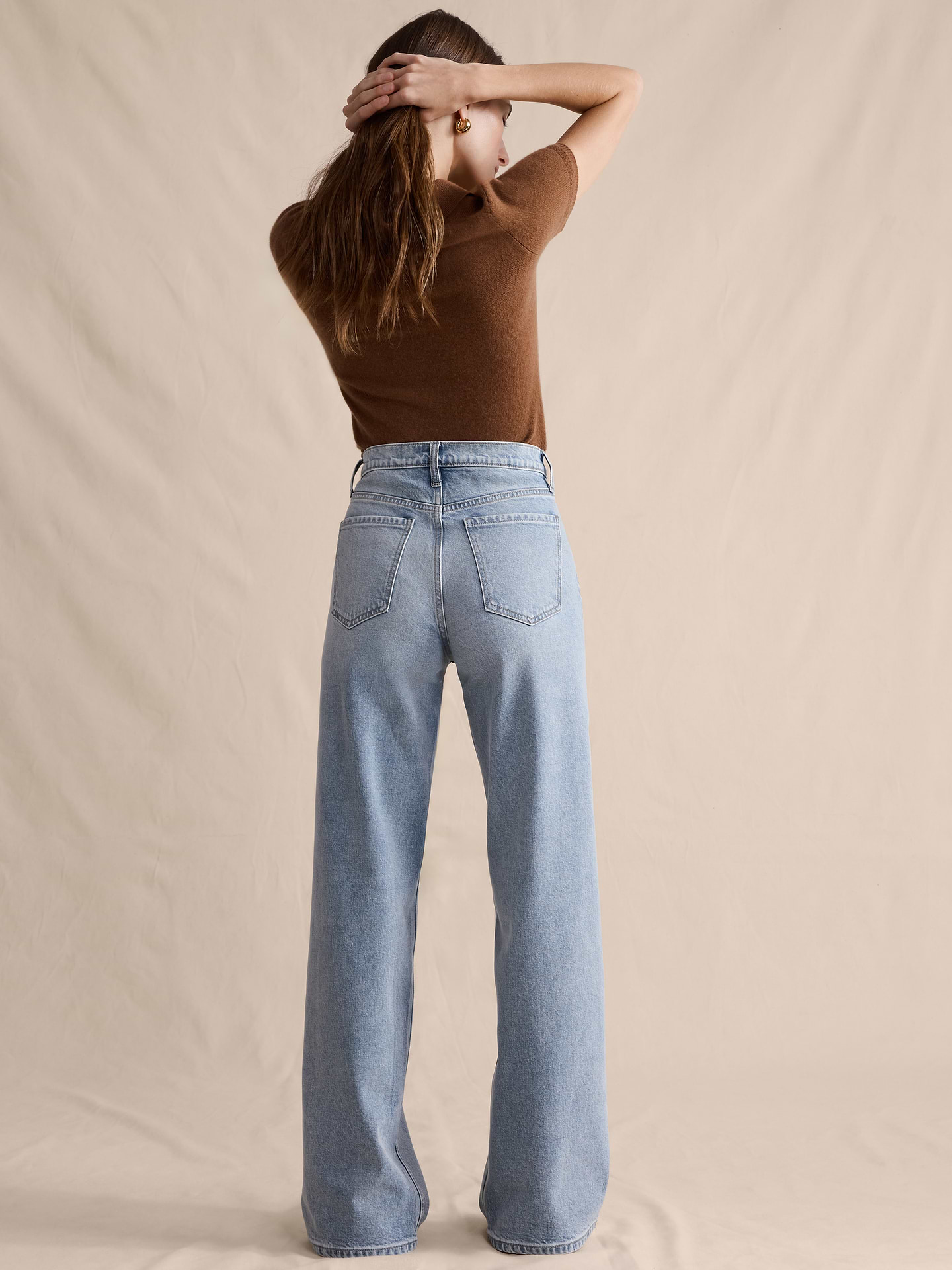L'image numéro 2 présente Le célèbre jean classique à jambe large