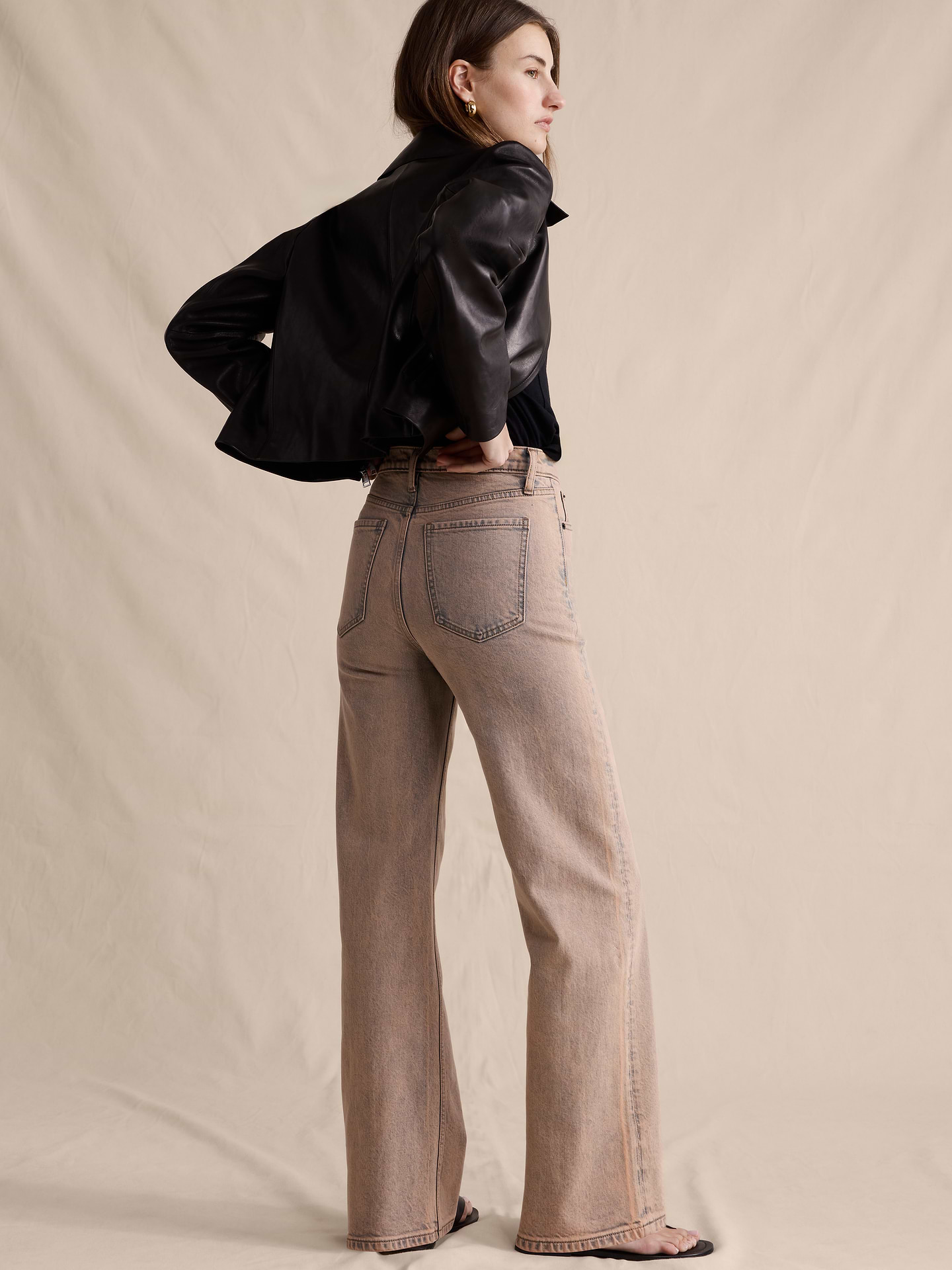 L'image numéro 2 présente Le célèbre jean classique à jambe large
