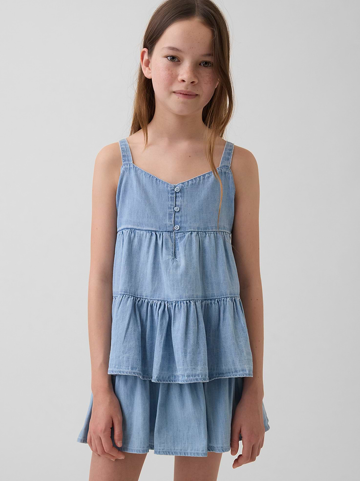 Image 1 de 5, Denim doux., Décolleté en cœur avec boutons., Bretelles larges., Ourlet à volants., Produit écoresponsable: Ce vêtement fait partie de notre programme d’économie d’eau Washwell. Ce programme utilise au moins 20 % moins d’eau que les méthodes de lavage conventionnelles., Ce produit a été fabriqué dans une usine qui investit dans l’égalité des genres et l’autonomisation des femmes. En savoir plus: Combler les lacunes en matière d’équité | Gap Inc. ., Produit #881688