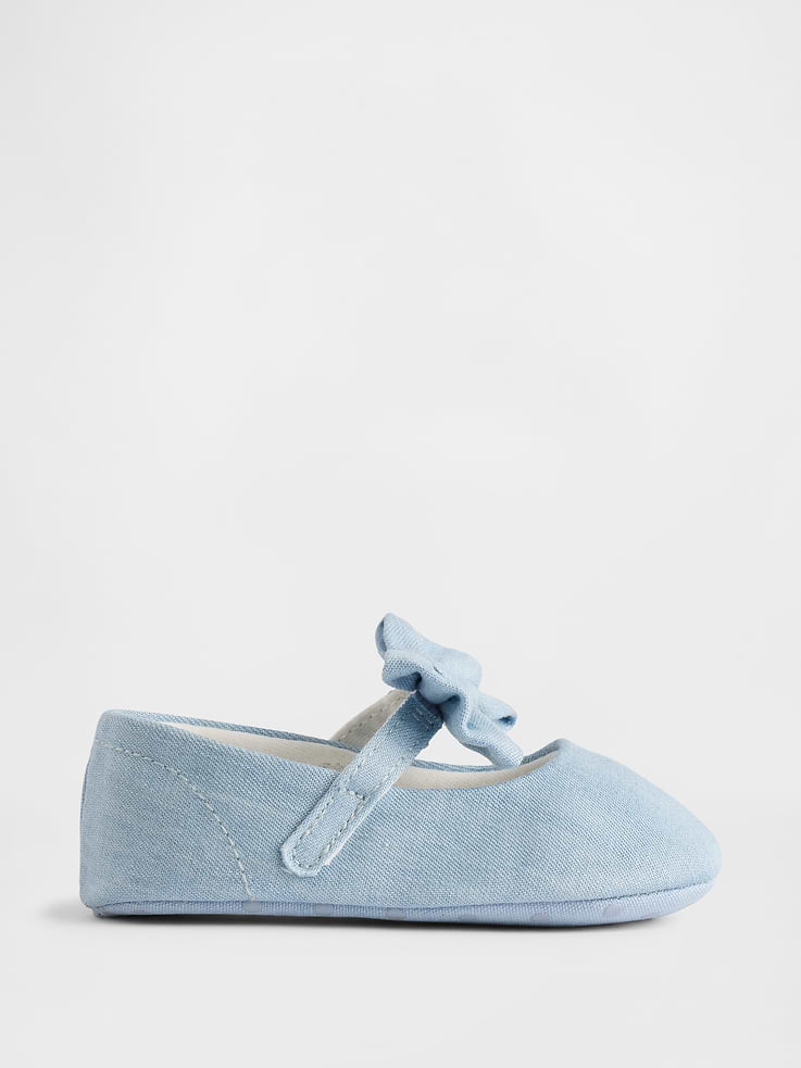 Image 1 de 5, Tige en denim doux., Pois antidérapants sur la semelle., Bride de cheville réglable., Boucle sur le dessus., Fini moyen., Ce produit a été fabriqué dans une usine qui investit dans l’égalité des genres et l’autonomisation des femmes grâce au programme Reimagining Industry to Support Equality (RISE). Pour en savoir plus, visitez gapinc.com/equite ., Produit #880463