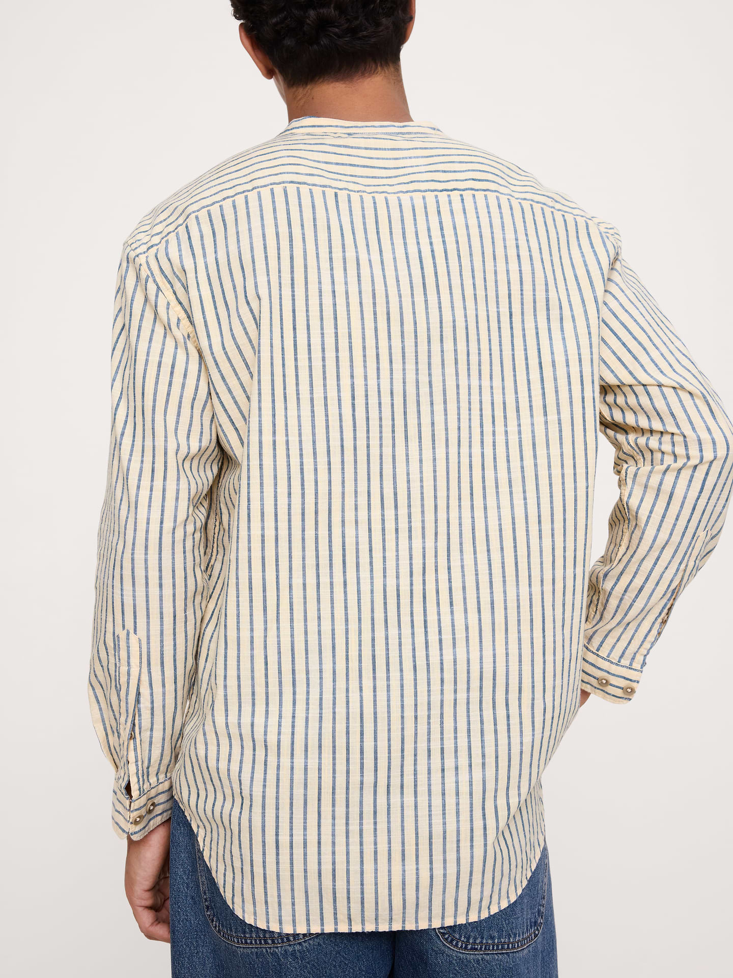L'image numéro 2 présente Chemise coupe décontractée à col à bande en coton flammé