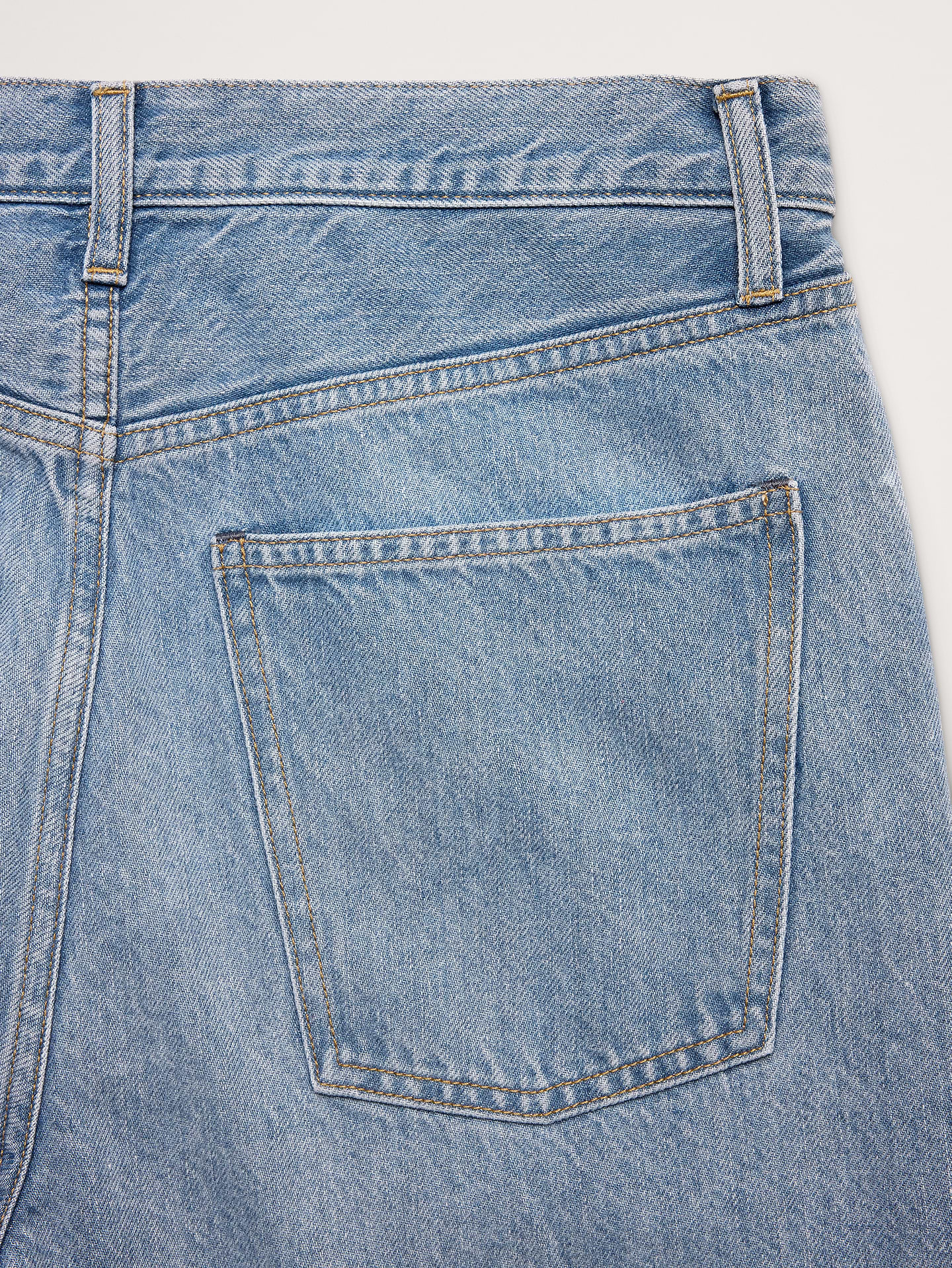 L'image numéro 6 présente Jean droit décontracté en denim léger