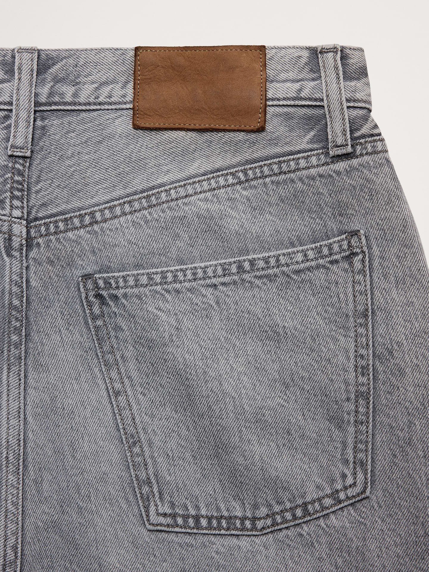 L'image numéro 6 présente Jean droit décontracté en denim léger