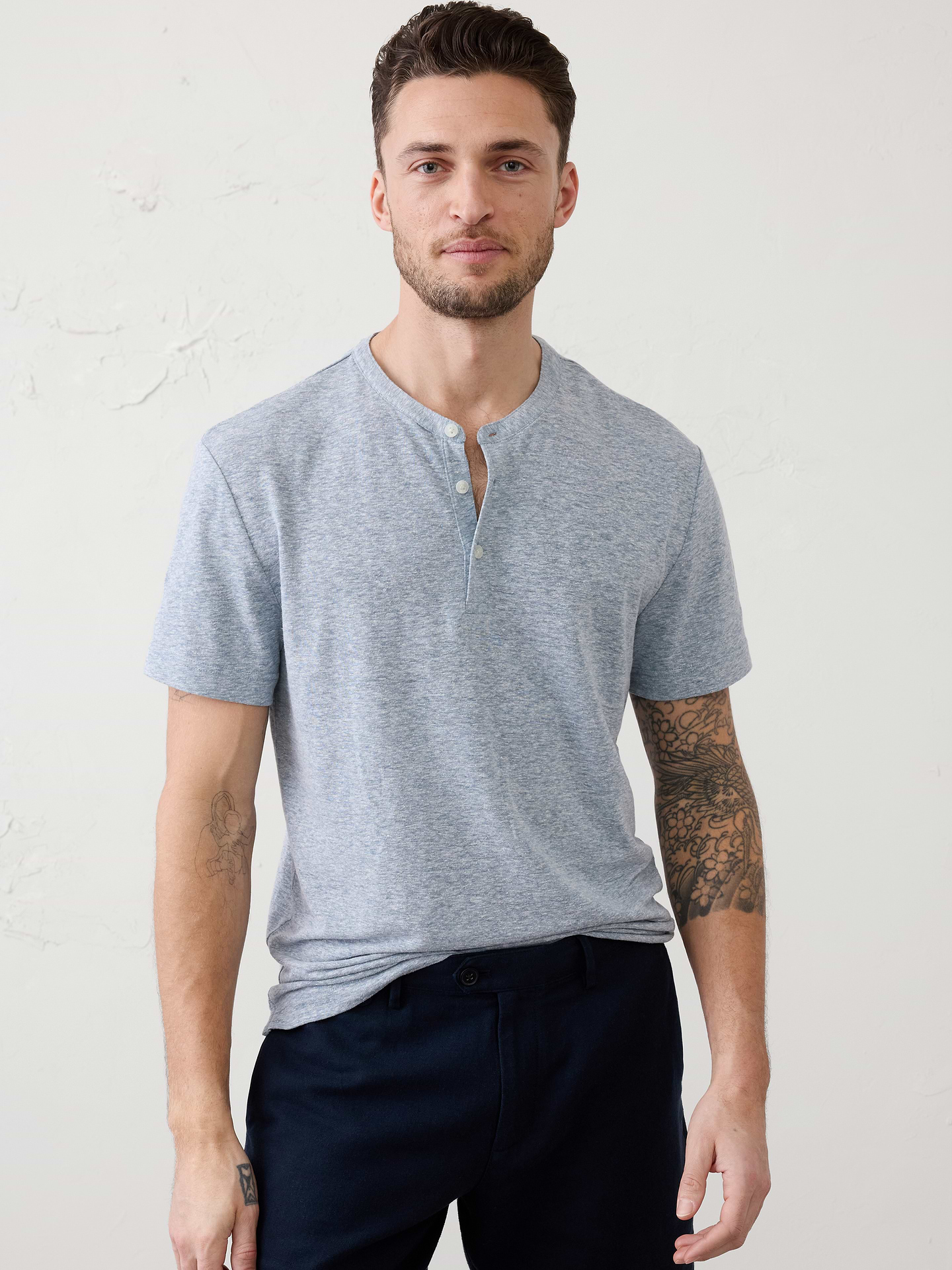 L'image numéro 1 présente Henley coupe standard en mélange de lin