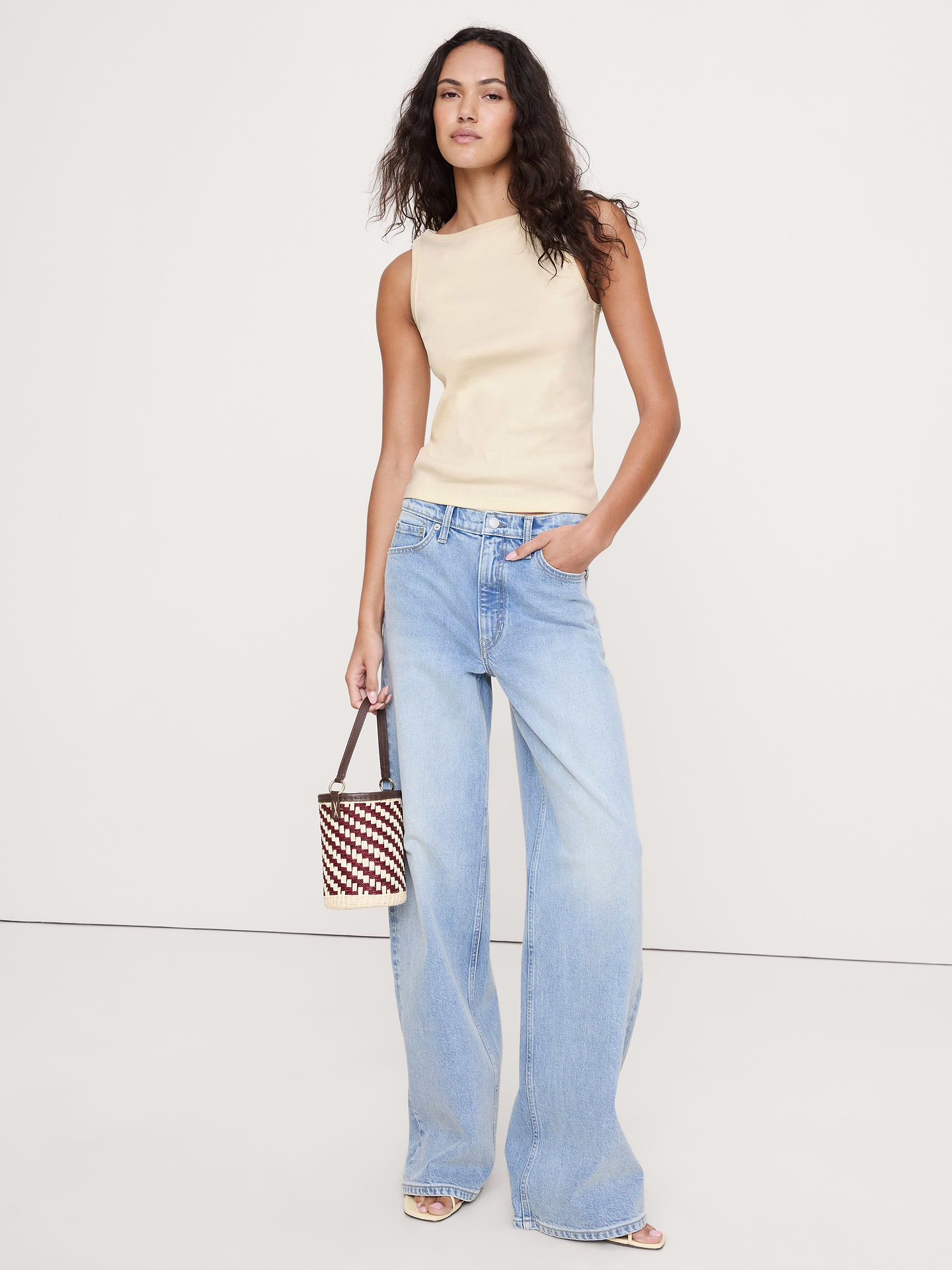 L'image numéro 1 présente Camisole minimaliste en coton