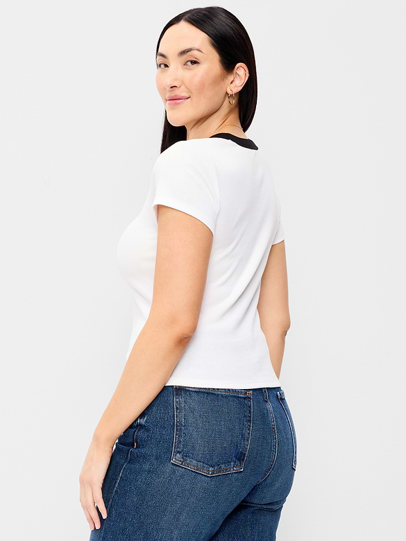 T-shirt court moulant