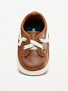 L'image numéro 2 présente Chaussures de bateau en similicuir pour bébé