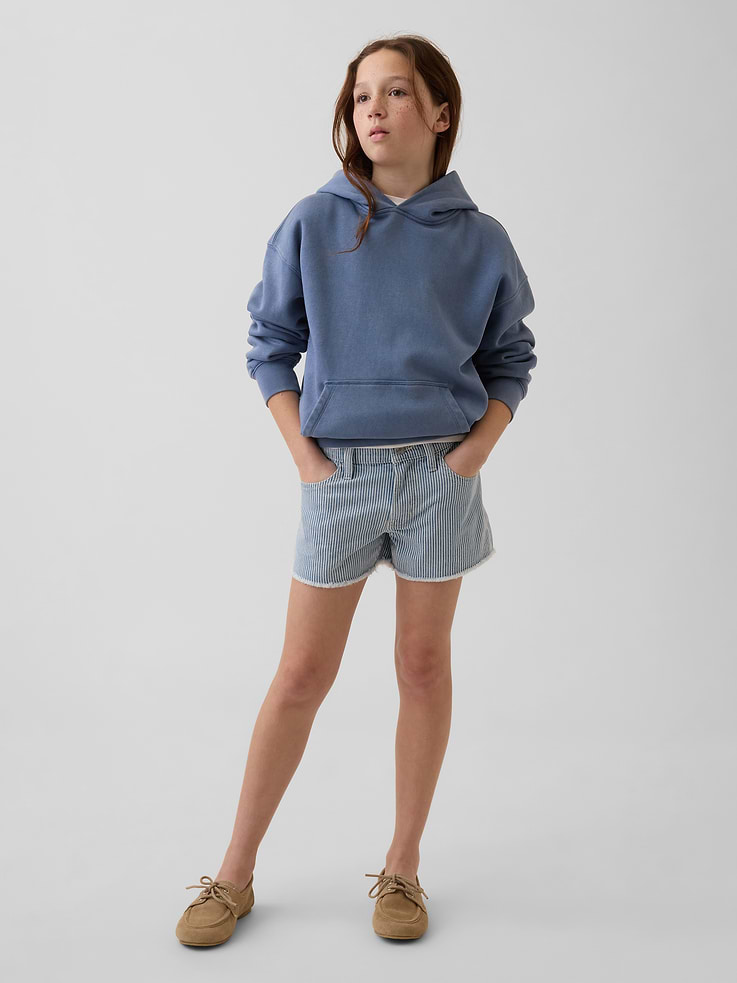 Image 1 de 6, Denim authentique, non extensible., Bouton au centre devant et braguette à glissière. Les tailles 4 à 8 ont plutôt une fermeture à agrafe dissimulée sous un bouton-pression décoratif afin de pouvoir mettre ou enlever facilement le vêtement., Modèle classique à cinq poches., Ourlet effiloché., Rayures sur l’ensemble., Produit écoresponsable: Ce vêtement fait partie de notre programme d’économie d’eau Washwell. Ce programme utilise au moins 20 % moins d’eau que les méthodes de lavage conventionnelles., Produit #889636