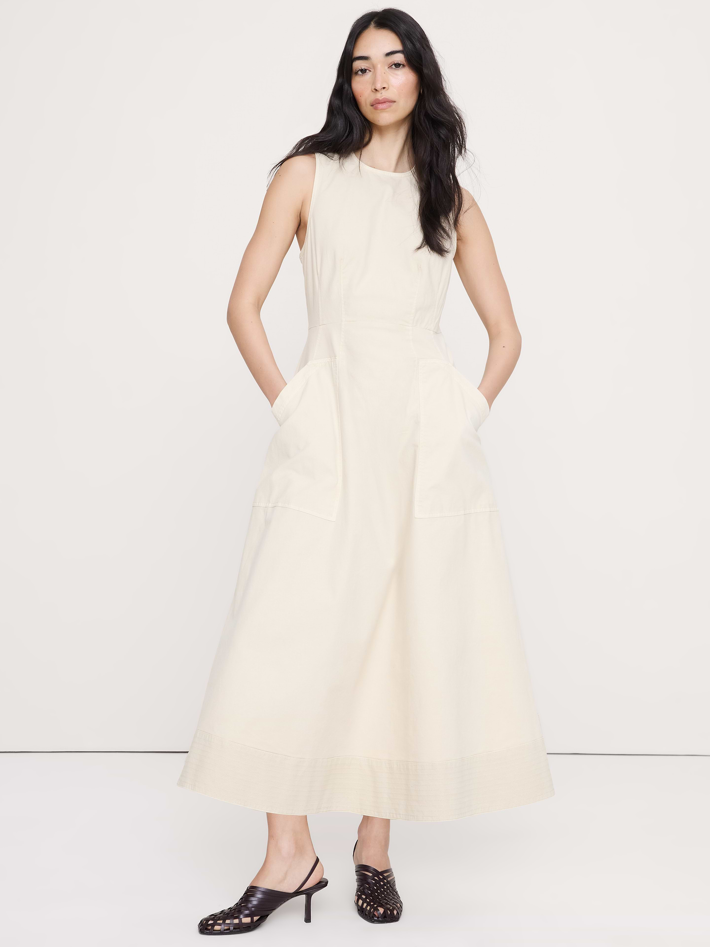 L'image numéro 1 présente Robe longue en toile de coton avec poche Utilitaire