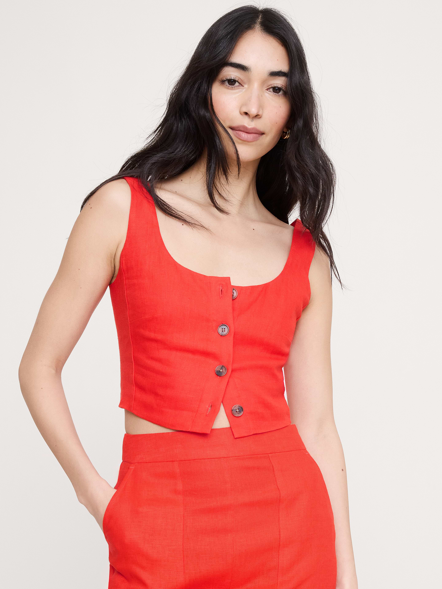L'image numéro 1 présente Camisole courte en lin à encolure carrée