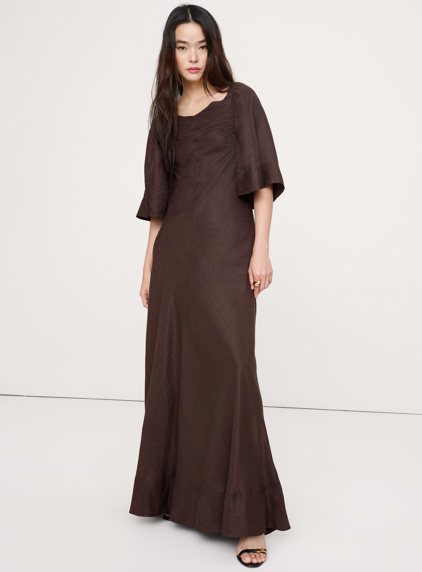 L'image numéro 1 présente Robe longue en lin et viscose à manches flottantes