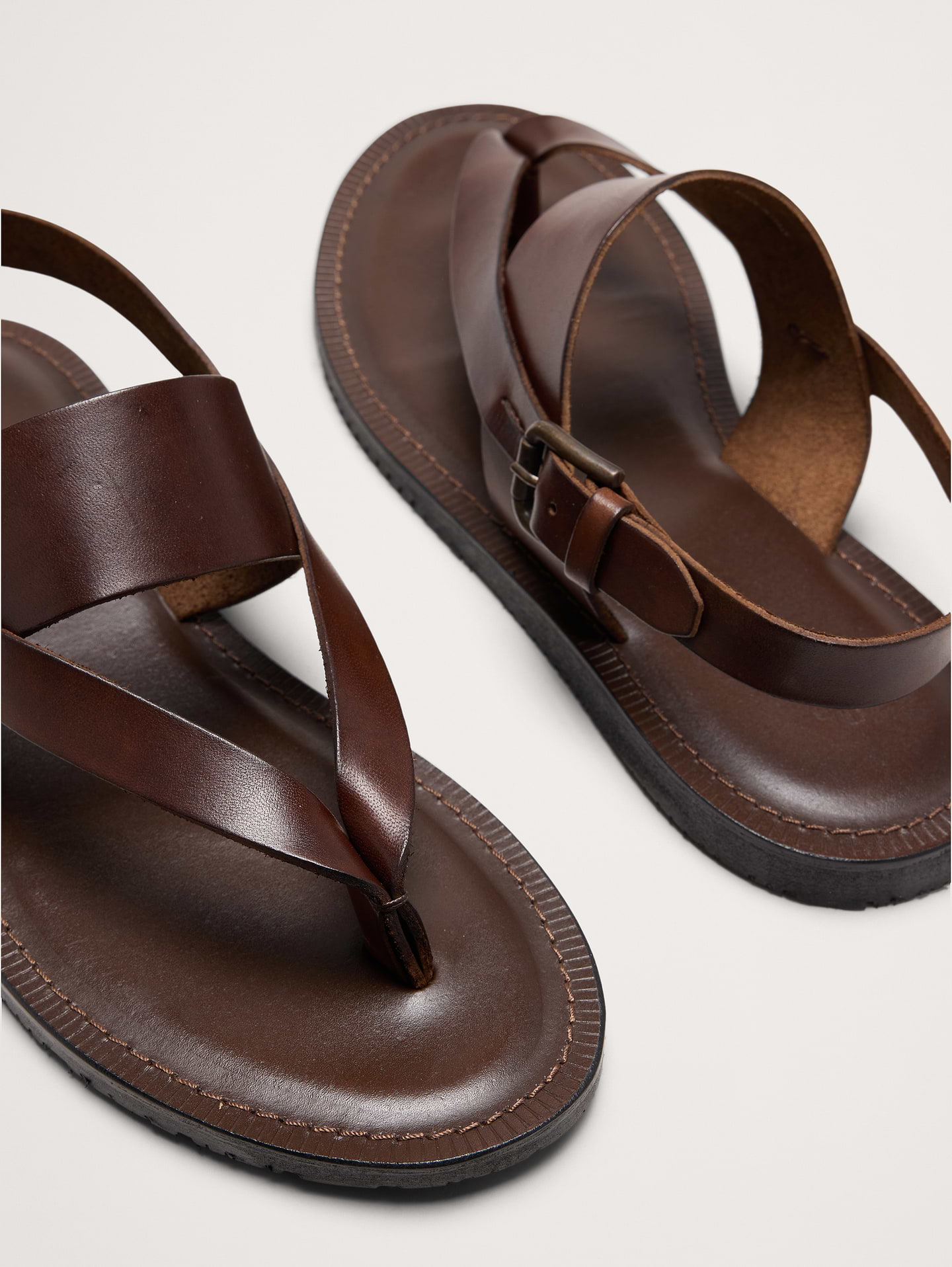 L'image numéro 5 présente Sandale croisée en cuir