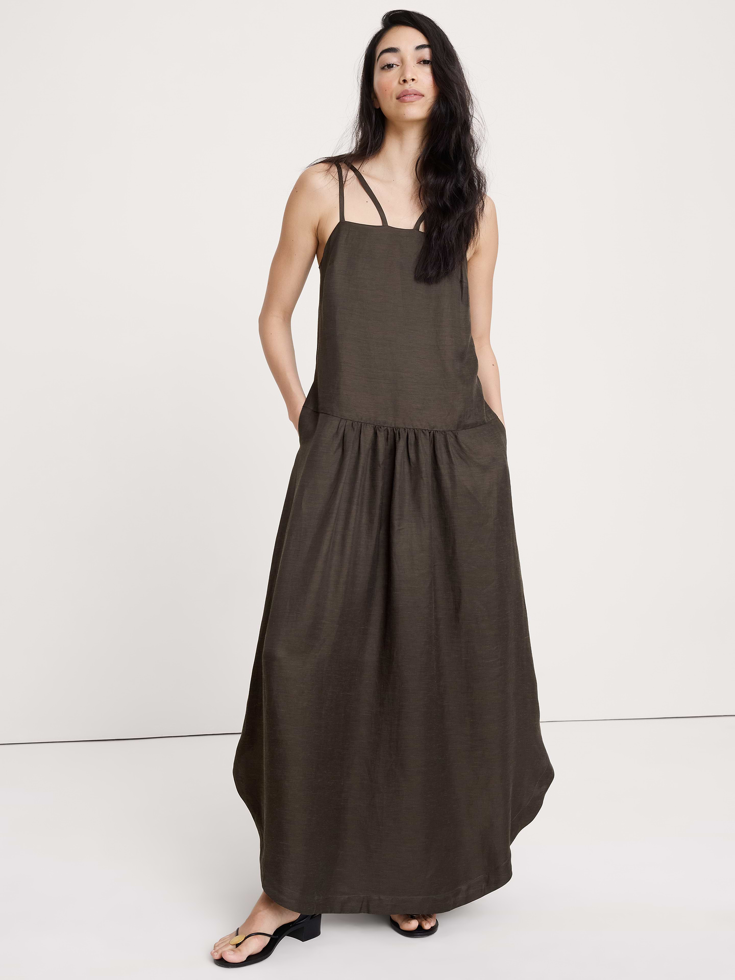 L'image numéro 1 présente Robe longue en lin et viscose à taille basse