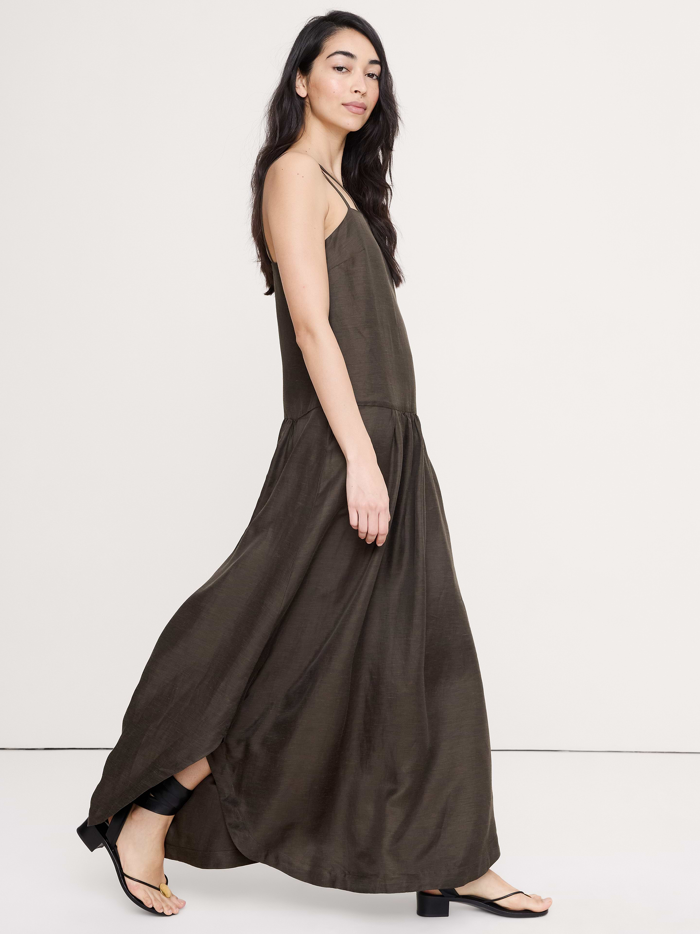 L'image numéro 4 présente Robe longue en lin et viscose à taille basse