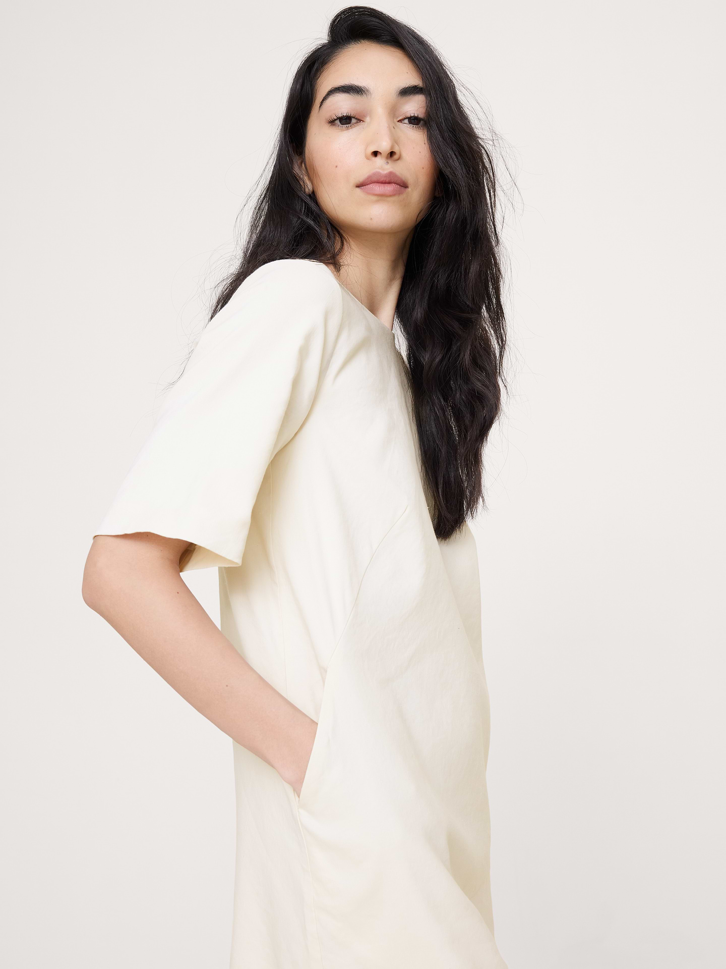 L'image numéro 4 présente Robe droite en lin et viscose