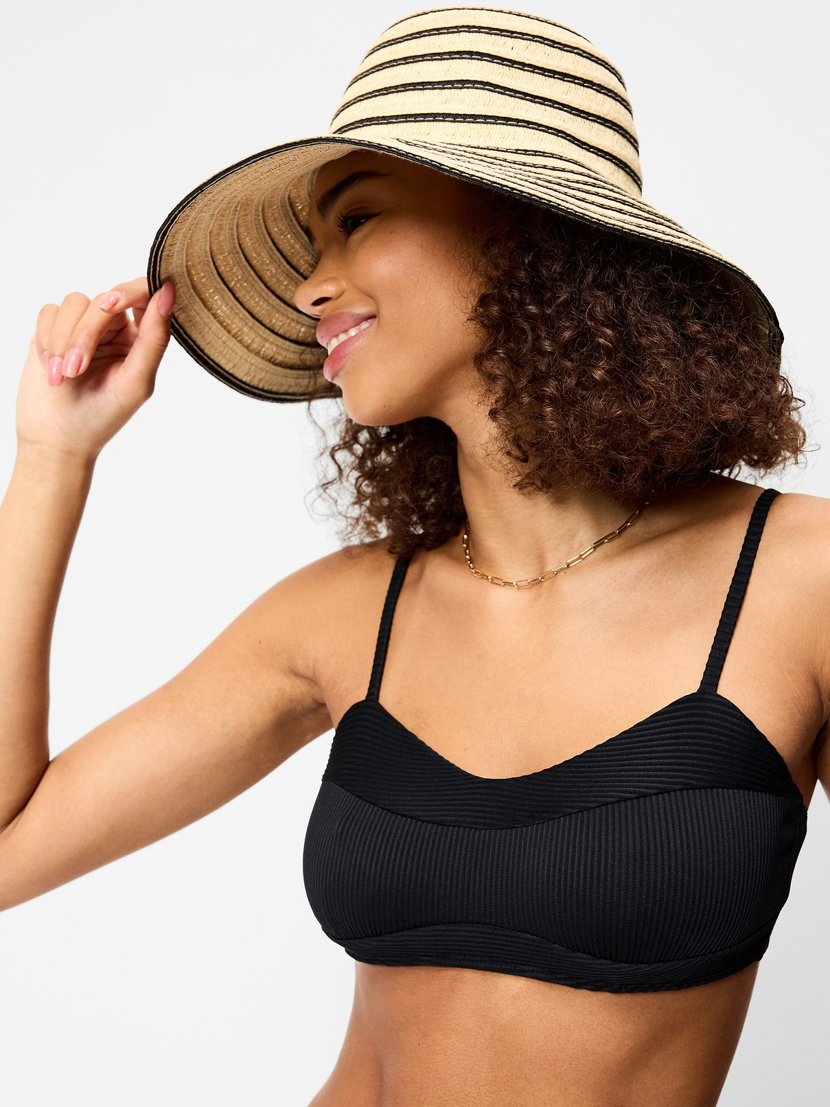 L'image numéro 1 présente Chapeau de soleil en paille pour femme