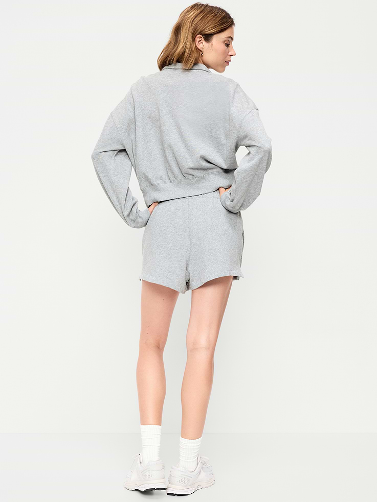 L'image numéro 3 présente Short ample en denim à taille haute à logo, entrejambe de 7,5 cm
