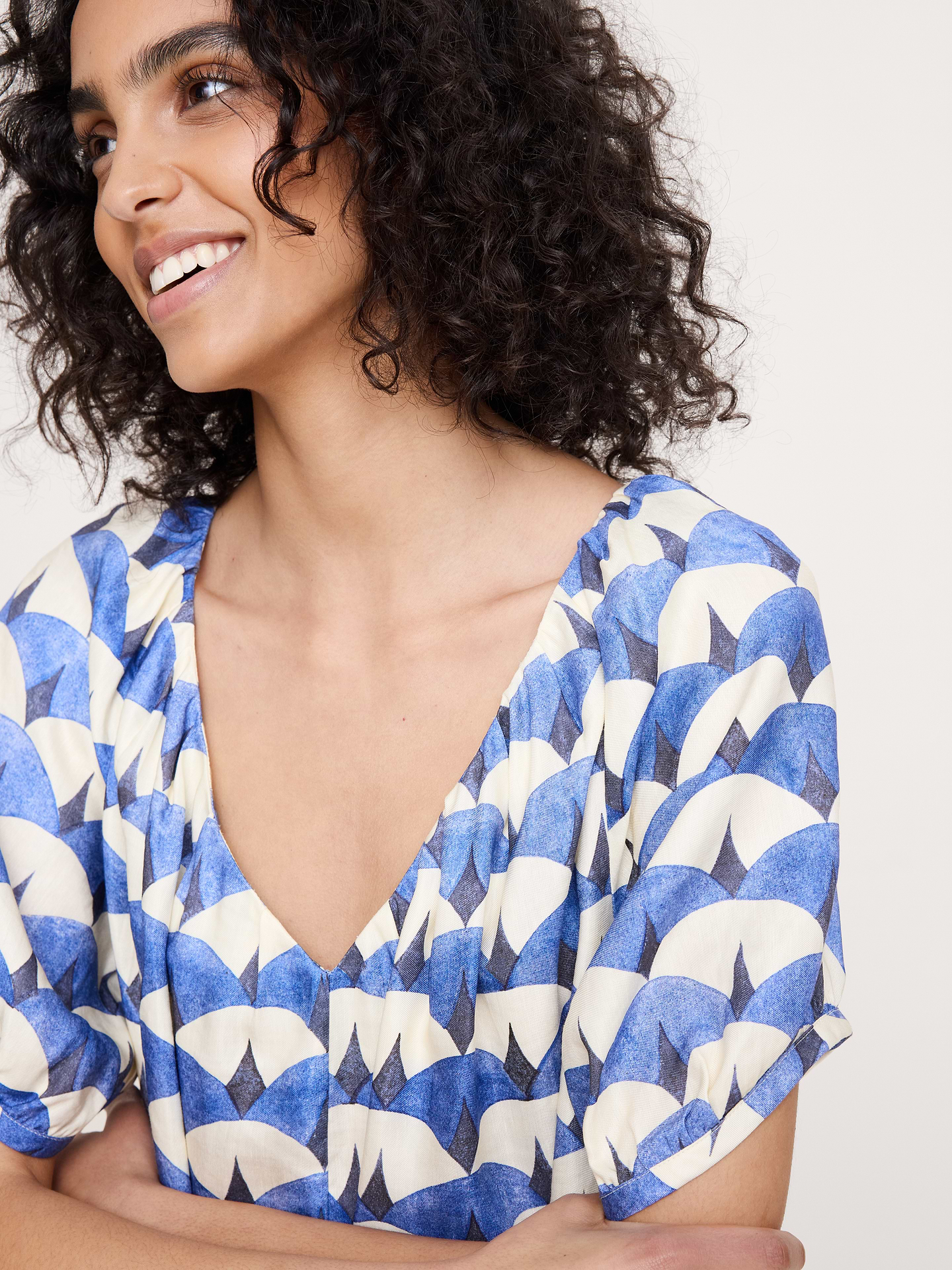 Image number 4 showing, Oversized Viscose-Linen Puff-Sleeve Mini Dress