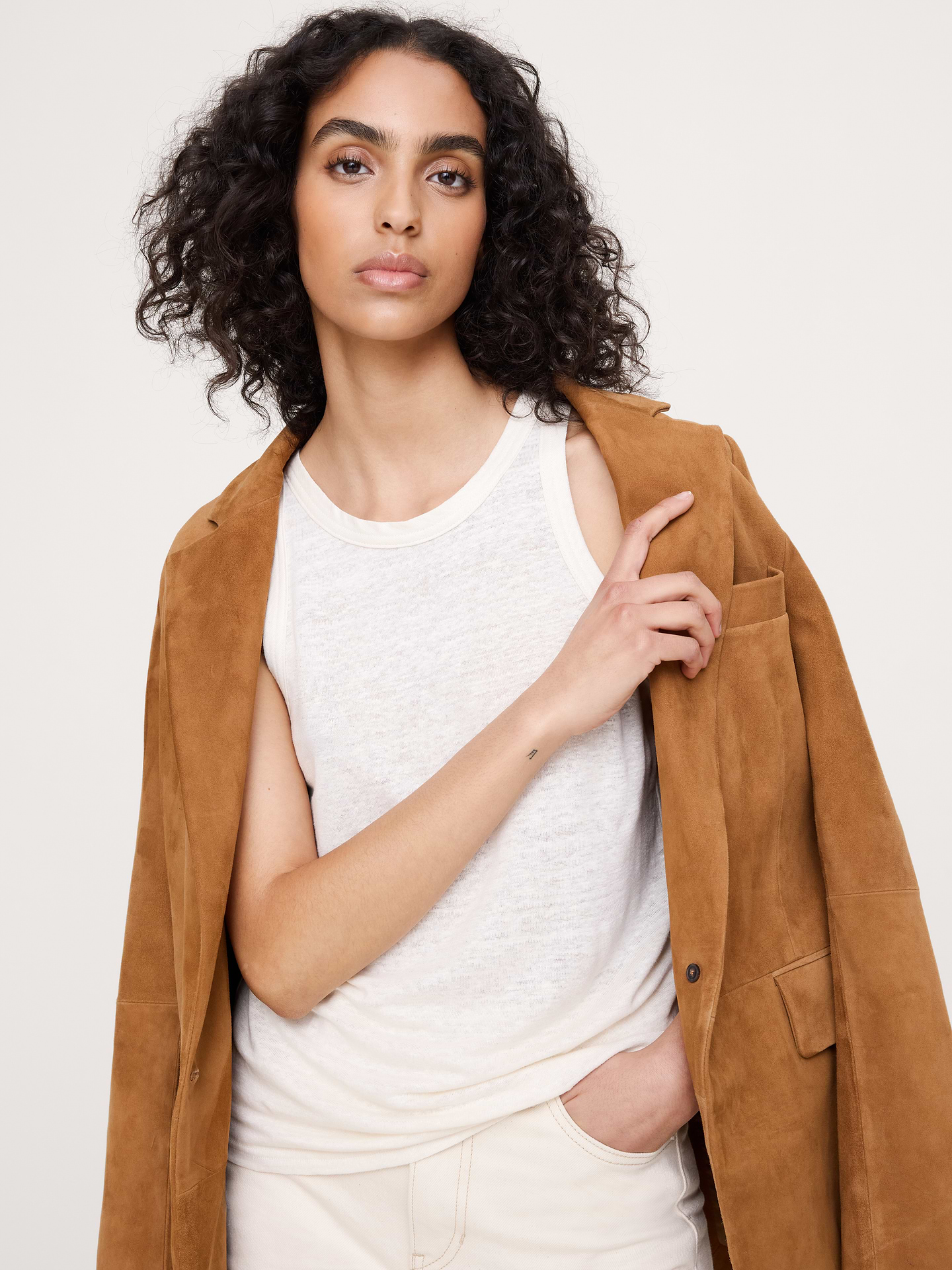 L'image numéro 1 présente Camisole à découpe en lin