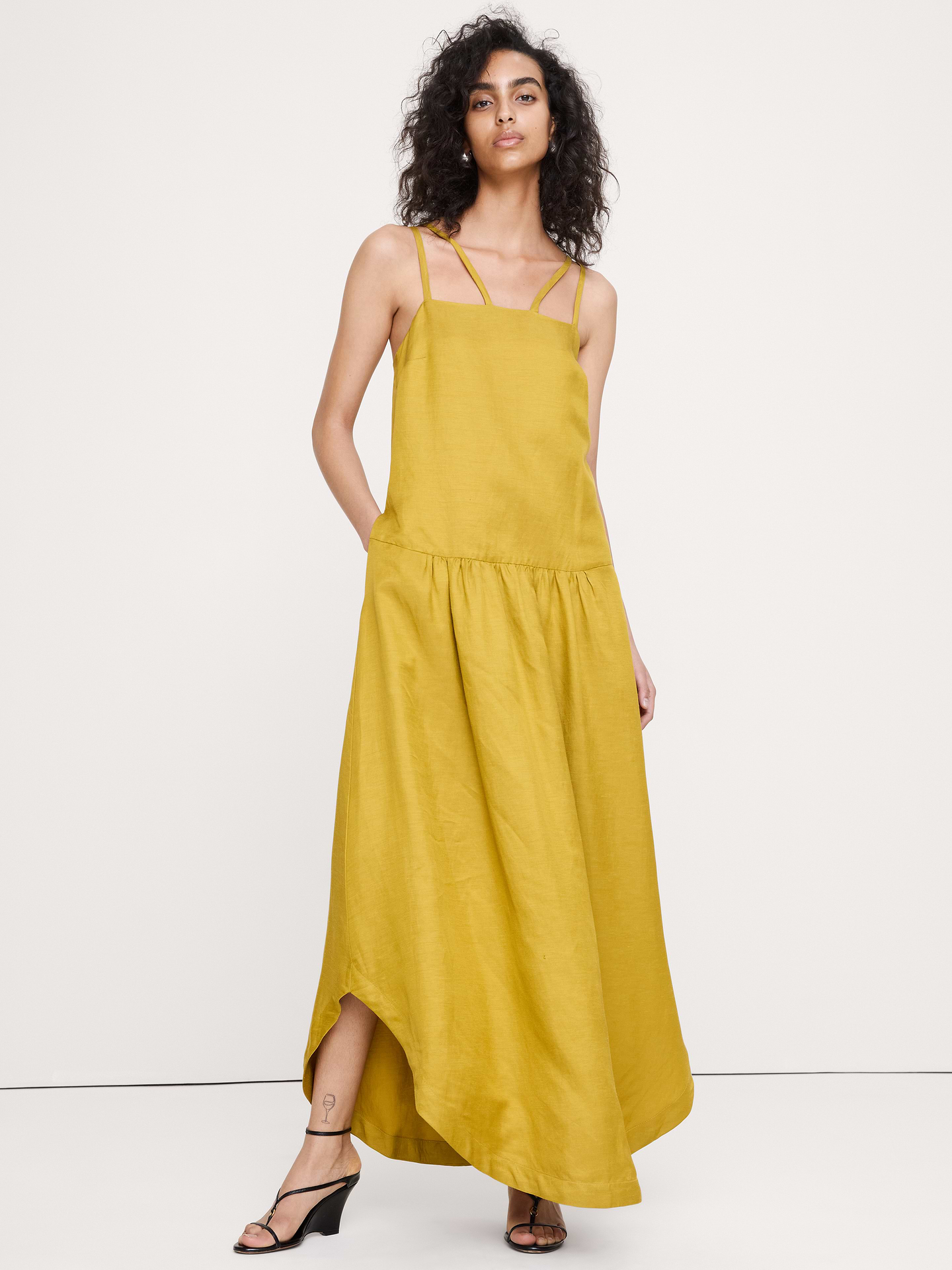 L'image numéro 1 présente Robe longue en lin et viscose à taille basse
