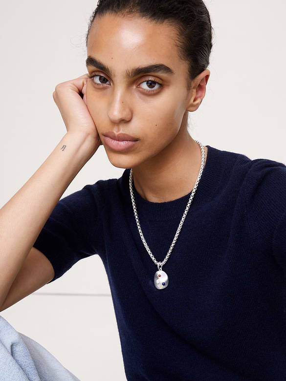Collier à pendentif ovale serti de pierres précieuses