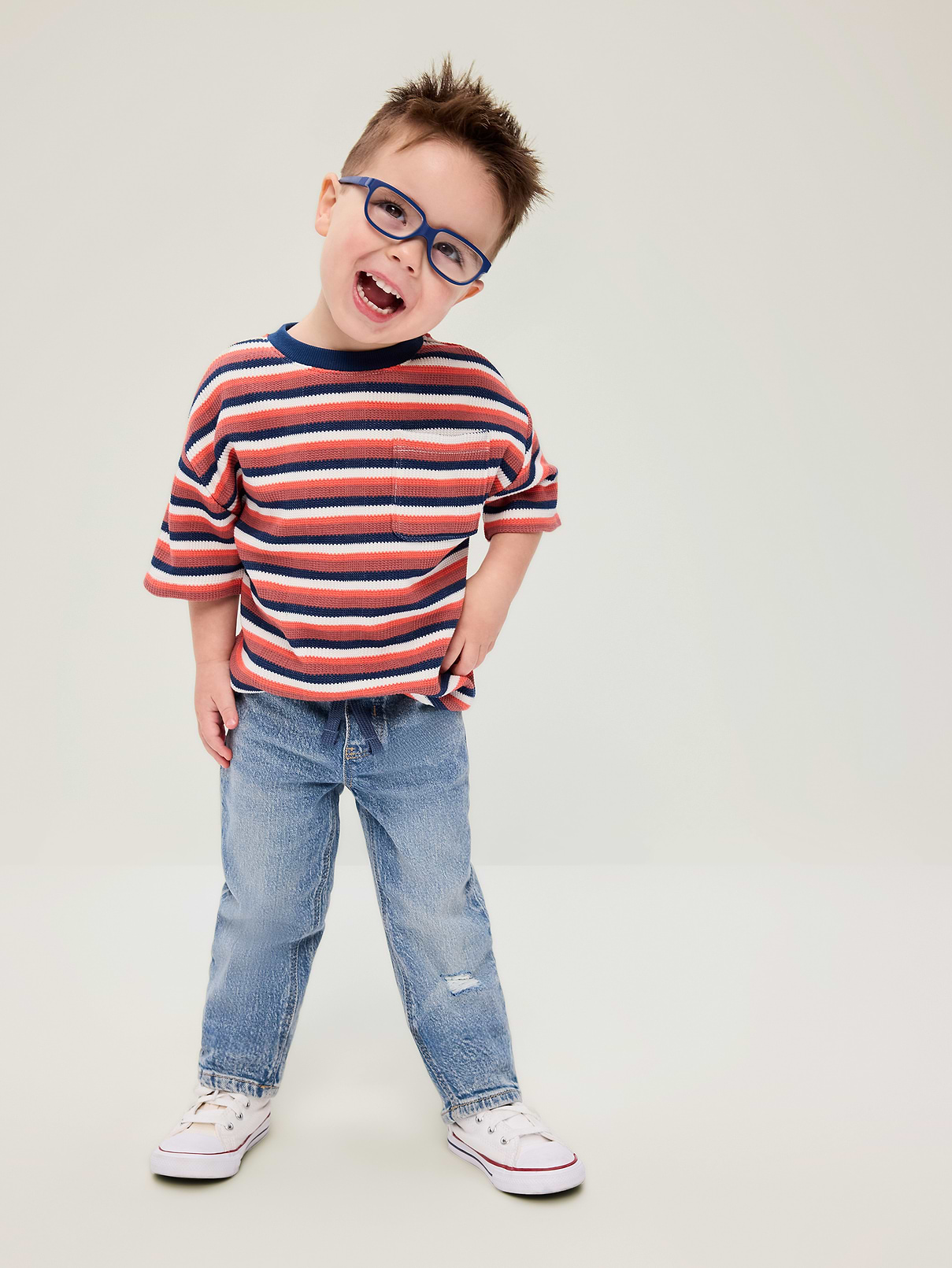 L'image numéro 3 présente Jean ajusté à extensibilité 360° pour tout-petit