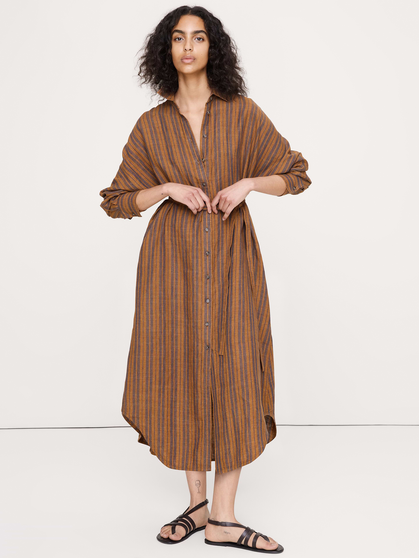 L'image numéro 1 présente Robe mi-longue en lin