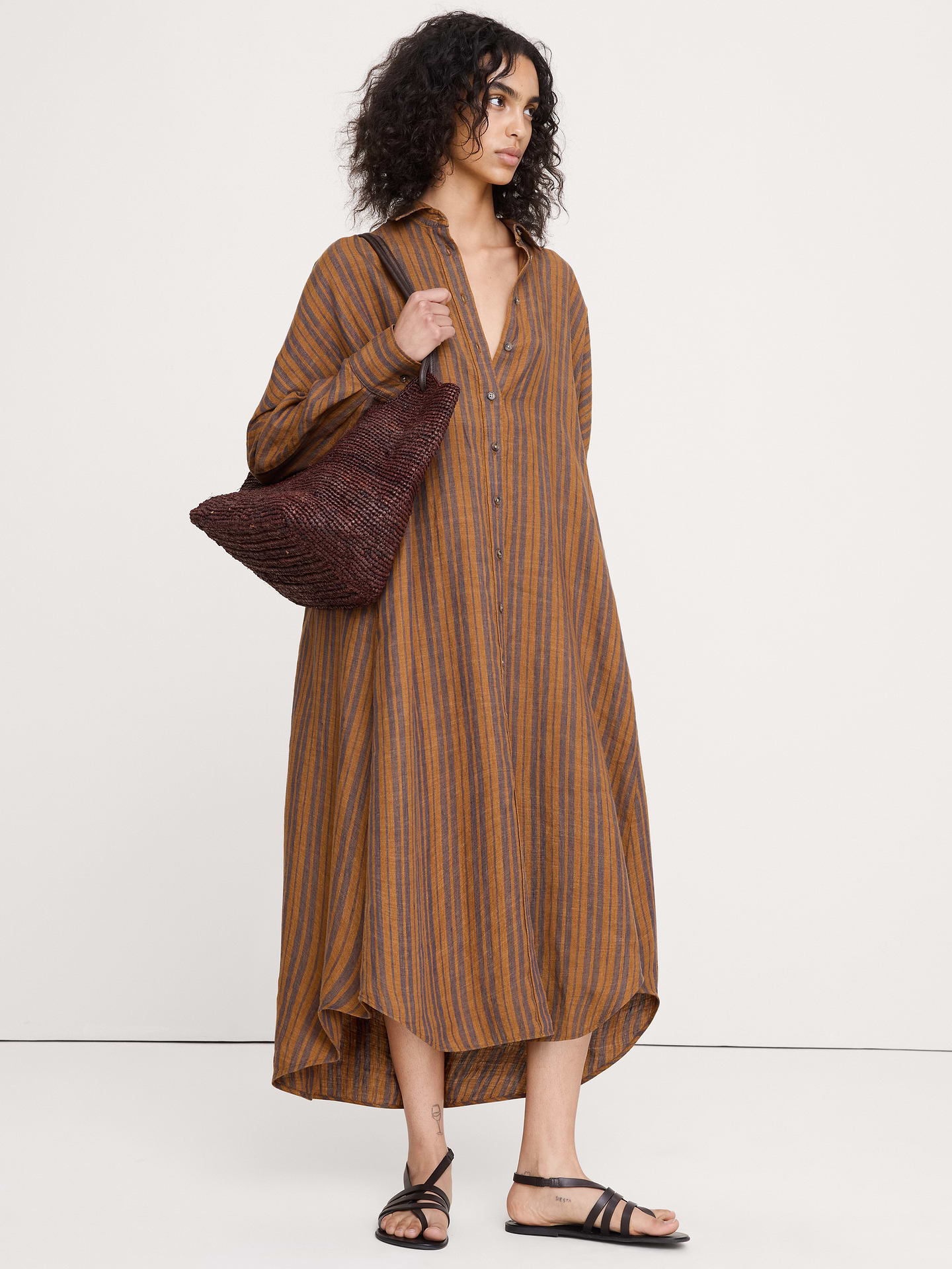 L'image numéro 4 présente Robe mi-longue en lin