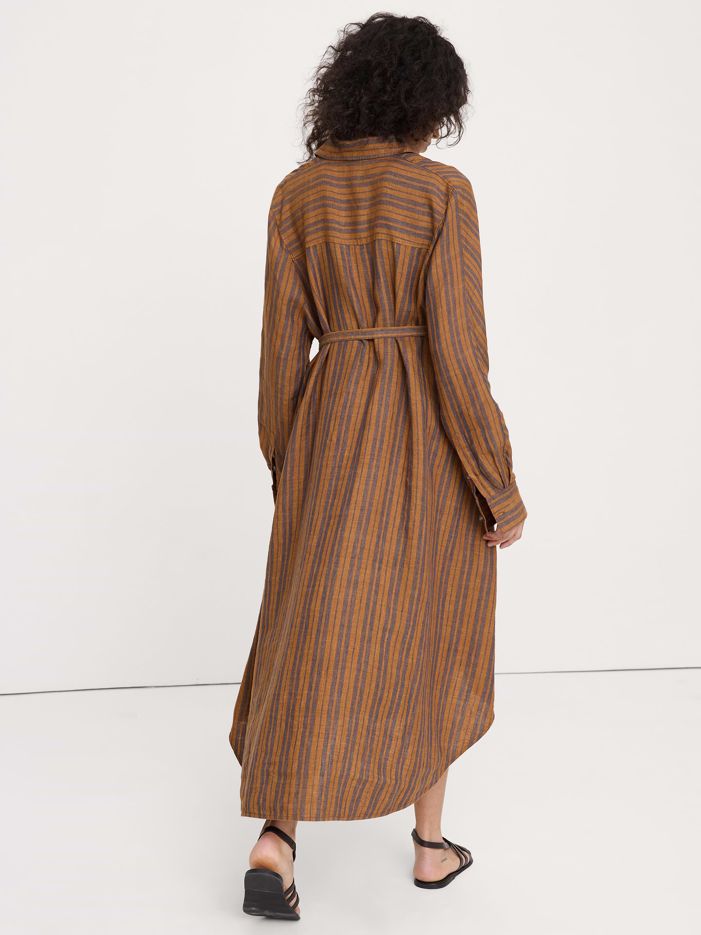 L'image numéro 3 présente Robe mi-longue en lin