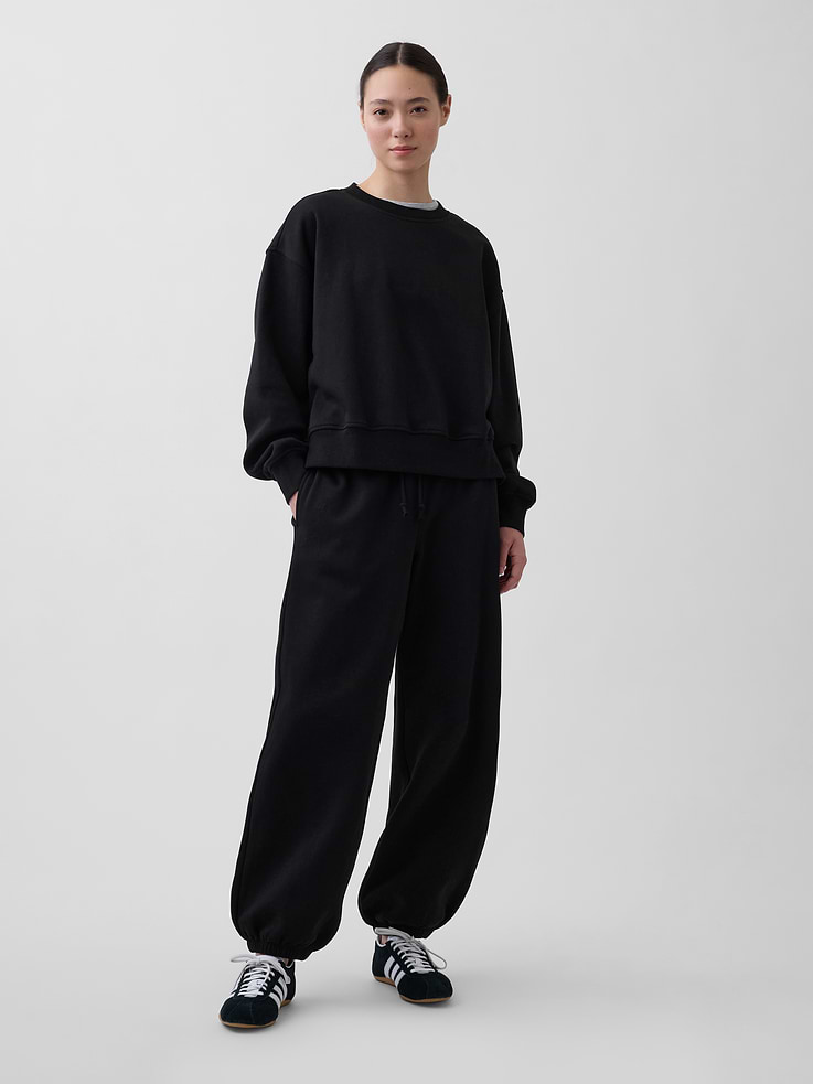 Image 1 of 6, Soft cotton-blend fleece baggy joggers., Elasticized waist with inner drawcords., Side on-seam pockets., Elasticized cuffs., Made with 23% recycled polyester. Compared to virgin materials, using recycled materials helps reduce resource use and waste., Explore our GapSweats Guide ., Product #903058