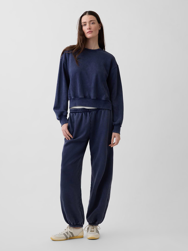 Image 1 of 6, Soft cotton-blend fleece baggy joggers., Elasticized waist with inner drawcords., Side on-seam pockets., Elasticized cuffs., Made with 23% recycled polyester. Compared to virgin materials, using recycled materials helps reduce resource use and waste., Explore our GapSweats Guide ., Product #903058