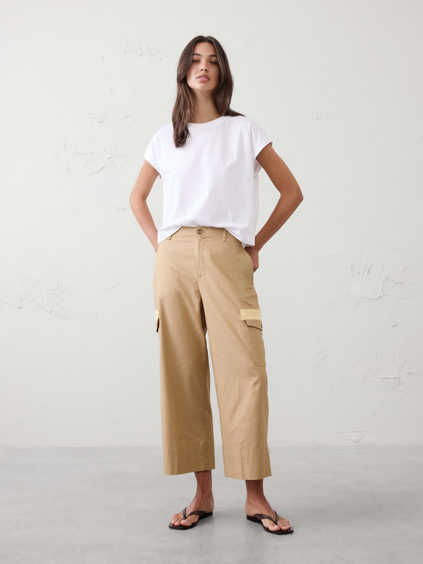 L'image numéro 1 présente Pantalon court en sergé à jambe large et taille haute