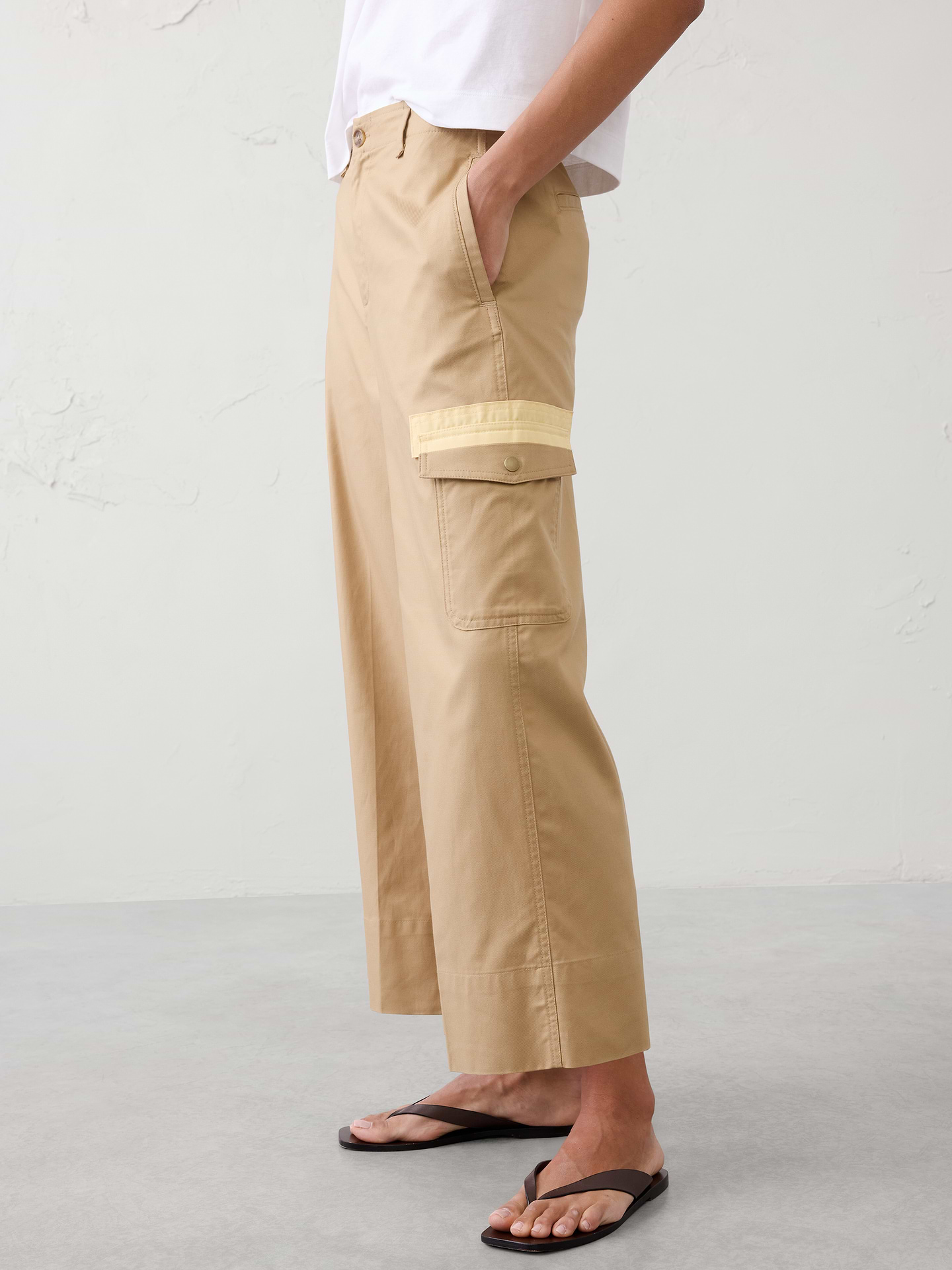 L'image numéro 3 présente Pantalon court en sergé à jambe large et taille haute