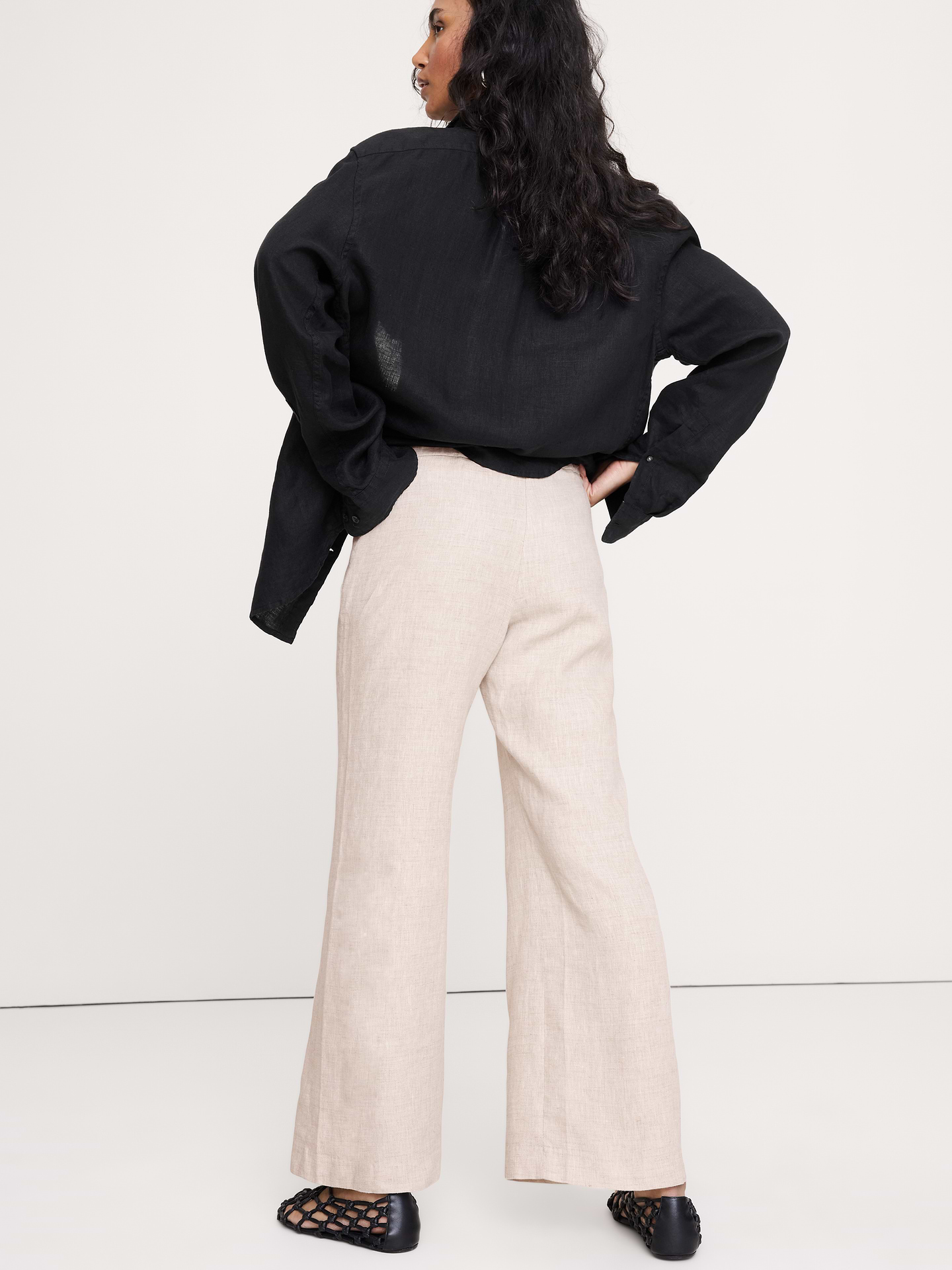L'image numéro 3 présente Pantalon évasé longueur cheville à taille mi-basse en lin