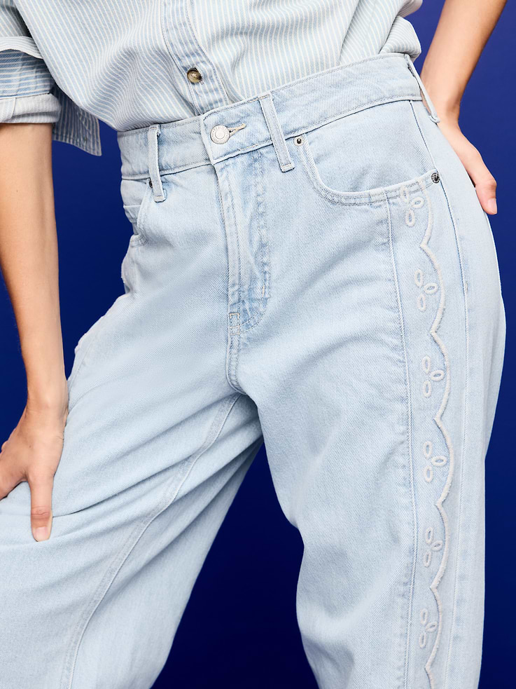 L'image numéro 5 présente Jean brodé à jambe large et taille très haute