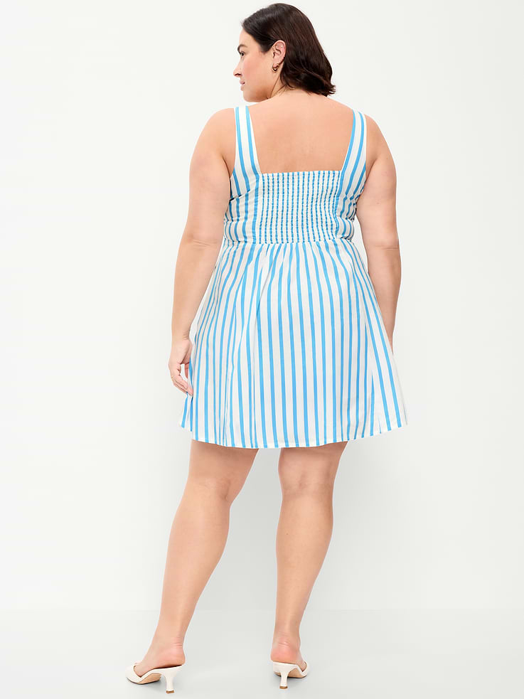 L'image numéro 9 présente Robe courte ajustée et évasée sans manches