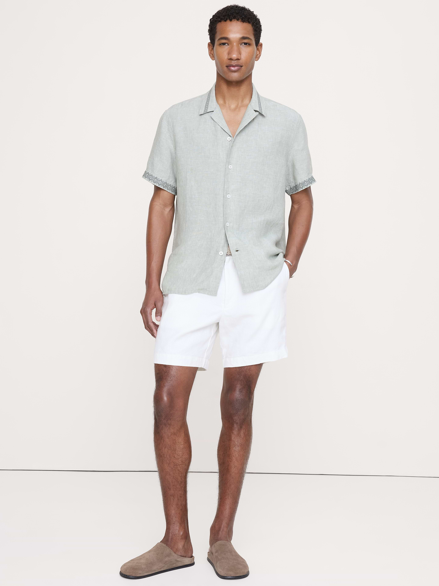 L'image numéro 1 présente Chemise de vacances à coupe standard en lin brodé
