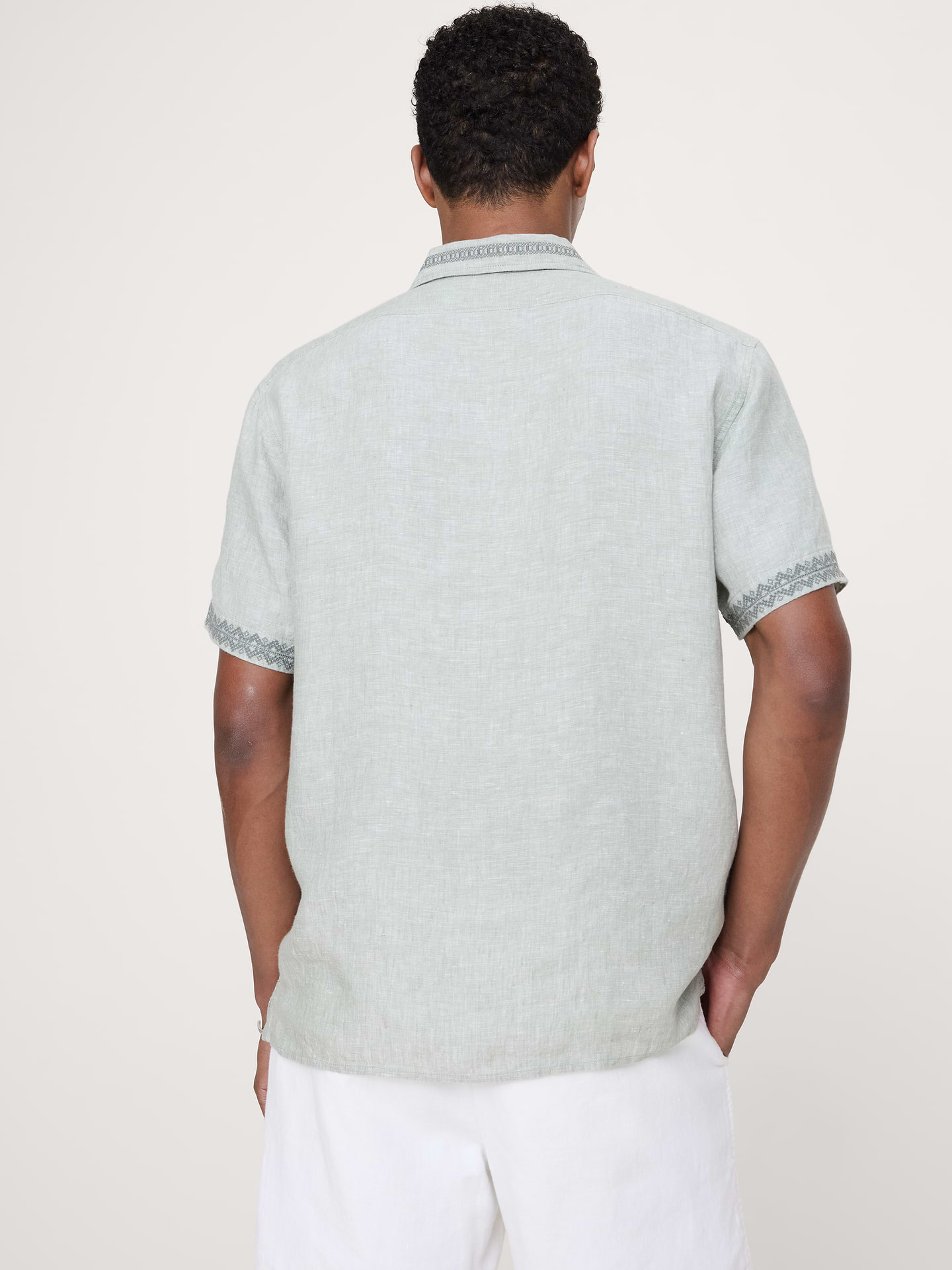 L'image numéro 2 présente Chemise de vacances à coupe standard en lin brodé