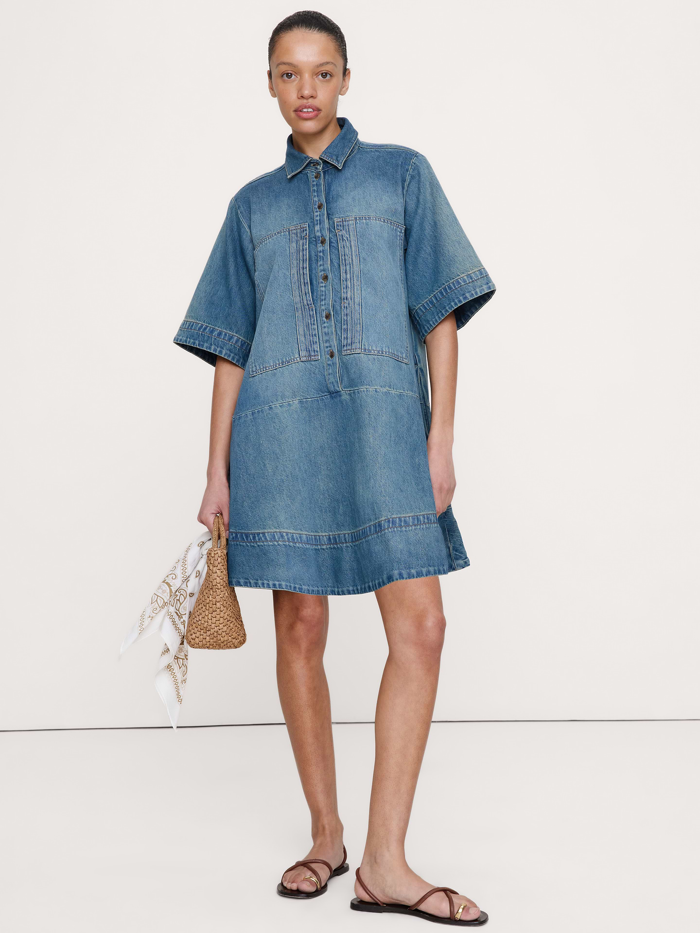 L'image numéro 1 présente Robe-chemisier trapèze courte en denim