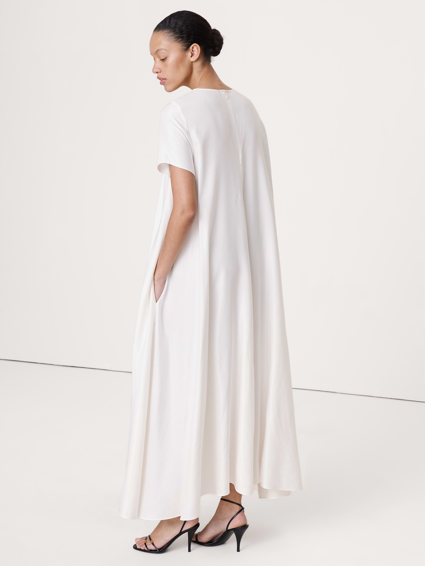 L'image numéro 7 présente Robe trapèze longue en lin et viscose
