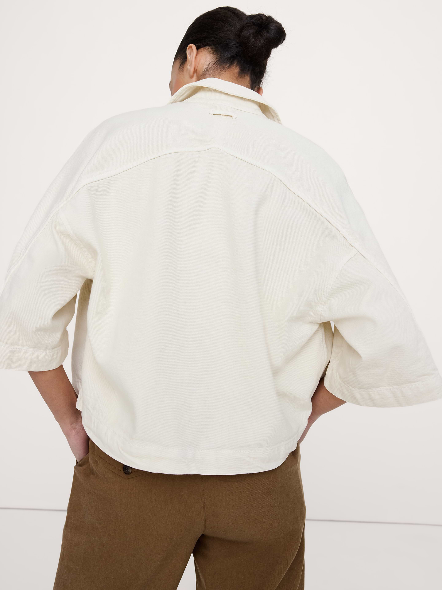 L'image numéro 2 présente Chemisier court et droit en denim