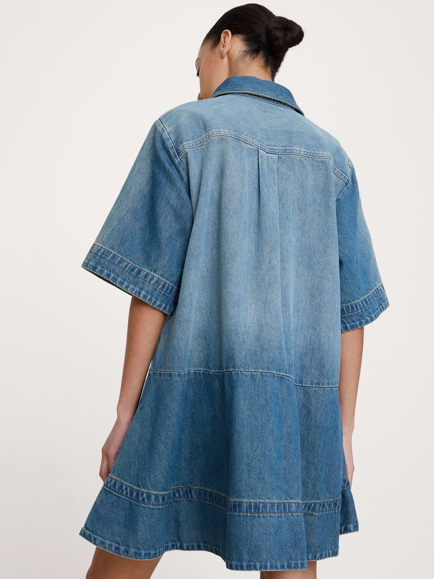 L'image numéro 3 présente Robe-chemisier trapèze courte en denim