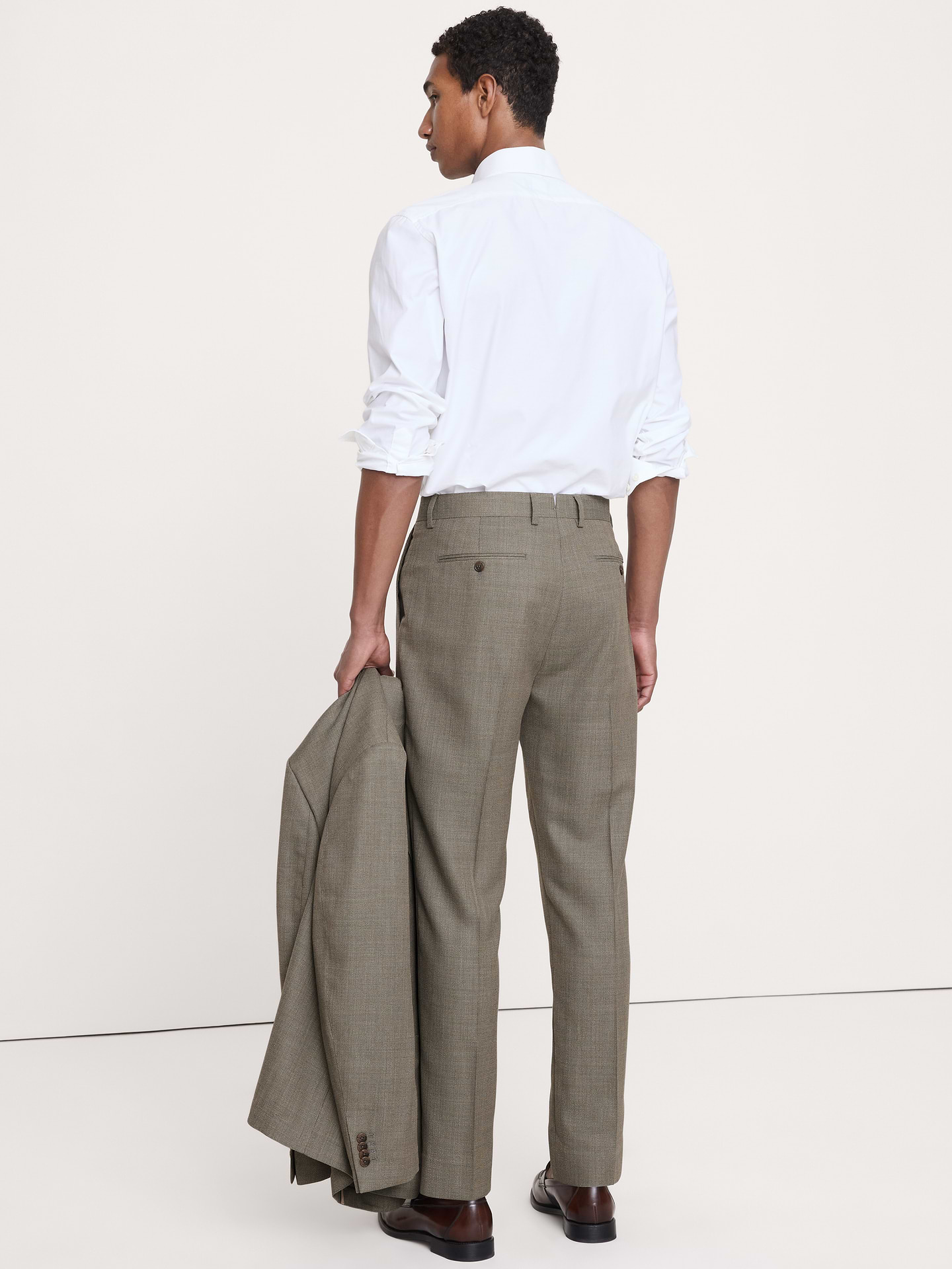 L'image numéro 8 présente Pantalon de complet raffiné de coupe étroite en laine italienne respirante